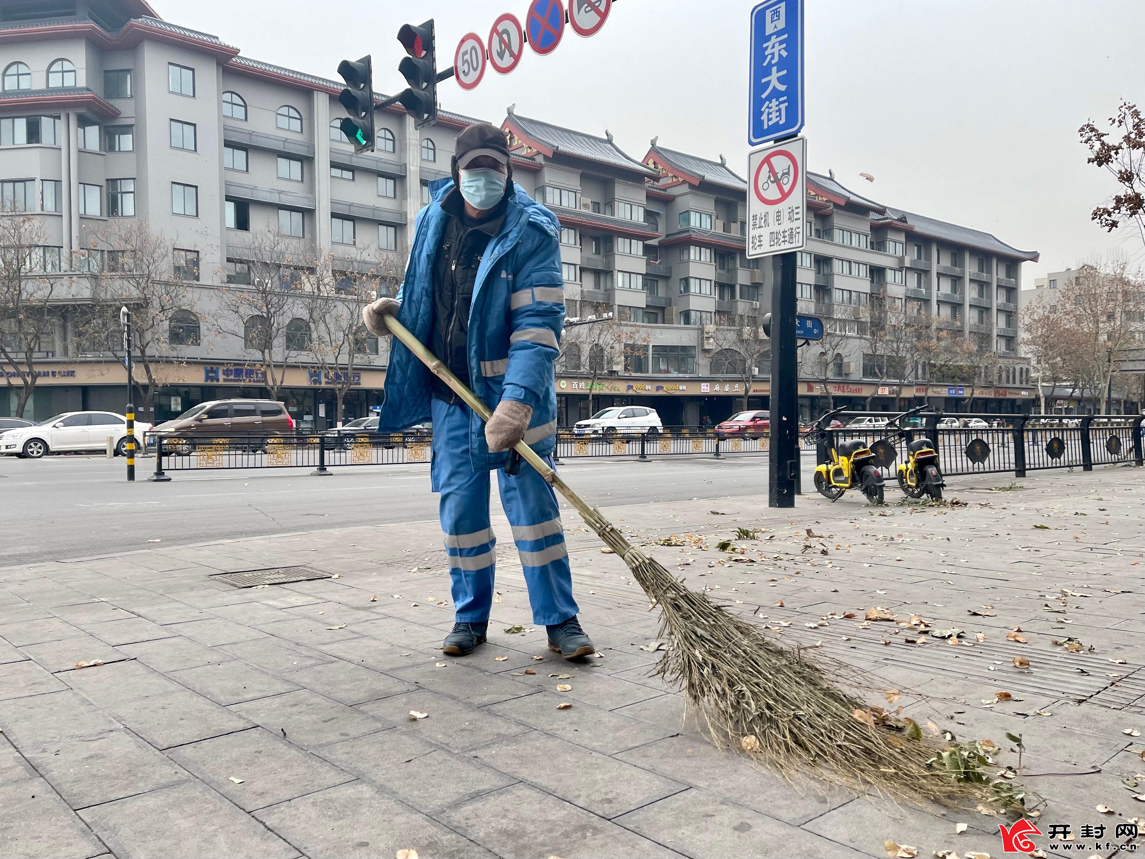 环卫工人在东大街路口清扫落叶,更多劳动者在寒风中坚守岗位,勤劳工作
