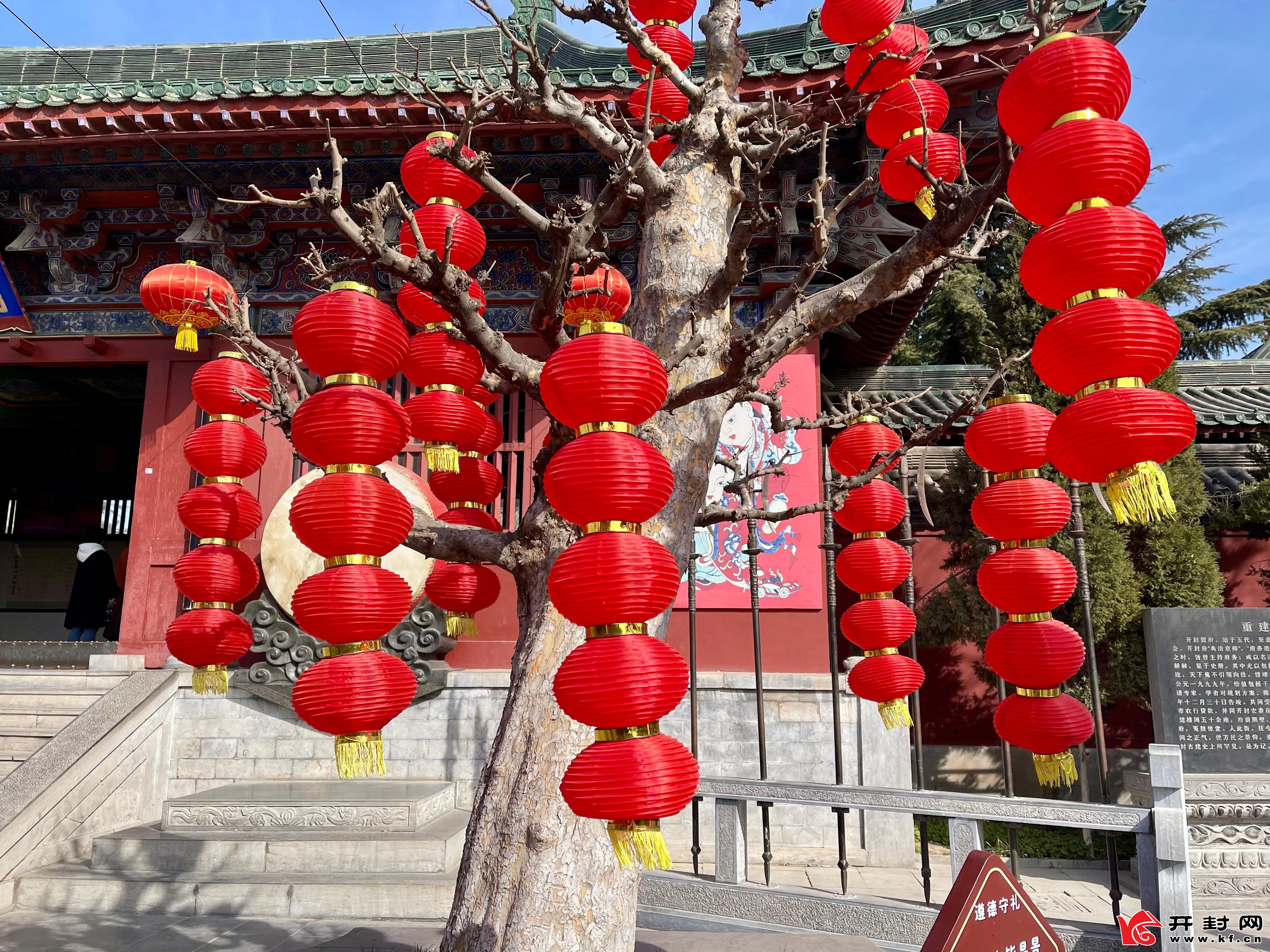 春节临近，开封各大景区都挂上了大红灯笼，各个样式的花灯小品扮靓城市，营造欢乐、喜庆的节日氛围，让市民与游客感受到浓浓的年味。 全媒体记者 姜菡 摄
