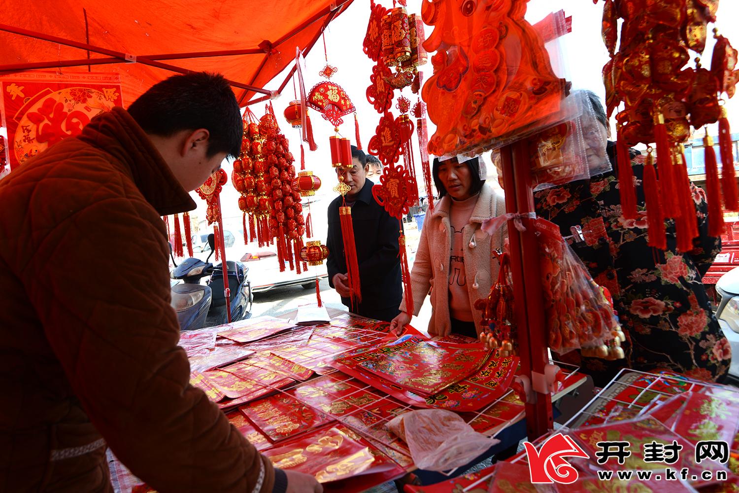 2月7日，随着春节的临近，北郊乡集贸市场上越来越热闹，人们纷纷购买年货，准备着高高兴兴过大年。全媒体记者 李克君 摄