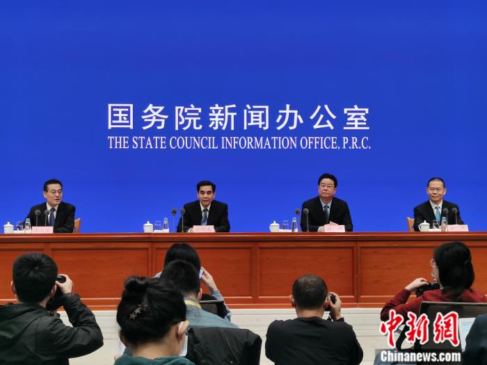 2月26日，国新办就就业和社会保障有关情况举行发布会。<a target='_blank' href='http://www.chinanews.com/' >中新网</a>记者 李金磊 摄