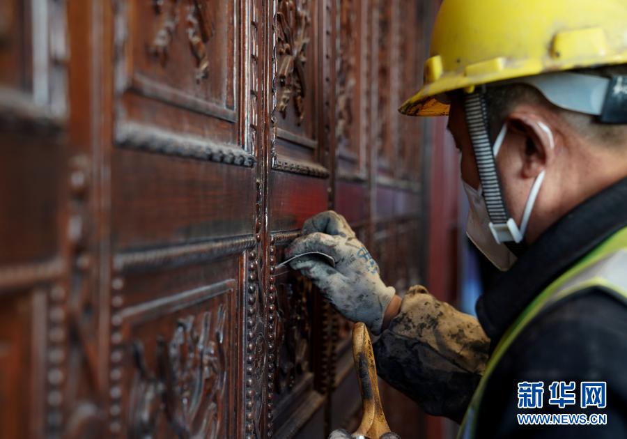 3月22日，工人在清理木质雕花板。位于上海兴业路76号的中共一大会址自2020年11月17日起暂停对外开放，实施修缮改造，目前工程已进入收尾阶段。新华社记者 刘颖 摄