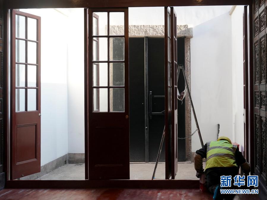 3月22日，工人在修缮现场施工。位于上海兴业路76号的中共一大会址自2020年11月17日起暂停对外开放，实施修缮改造，目前工程已进入收尾阶段。新华社记者 刘颖 摄