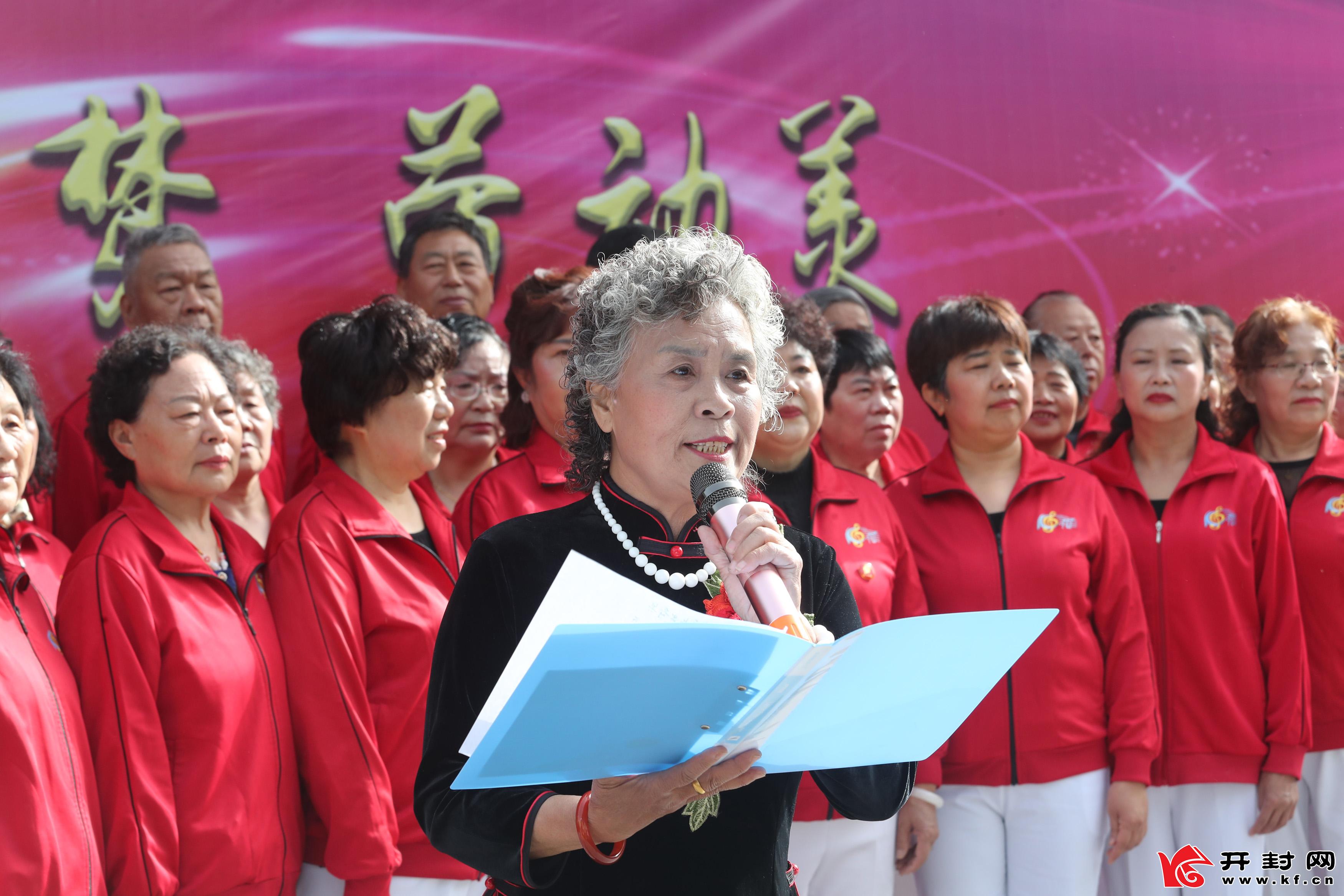  “五一”国际劳动节到来之际，宋城路社区举办中国梦 劳动美为主题的庆“五一”文艺演出，丰富社区群众文化生活，营造欢乐祥和的节日气氛，向建党100周年献礼。全 媒体记者 李俊生4月29日摄
