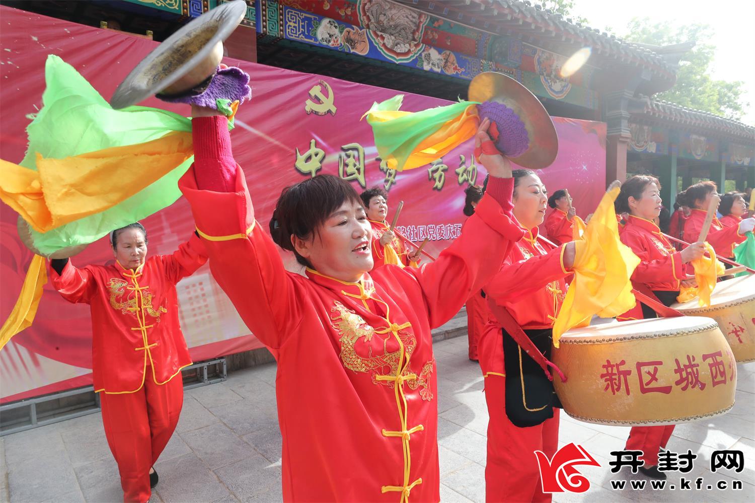  “五一”国际劳动节到来之际，宋城路社区举办中国梦 劳动美为主题的庆“五一”文艺演出，丰富社区群众文化生活，营造欢乐祥和的节日气氛，向建党100周年献礼。全 媒体记者 李俊生4月29日摄
