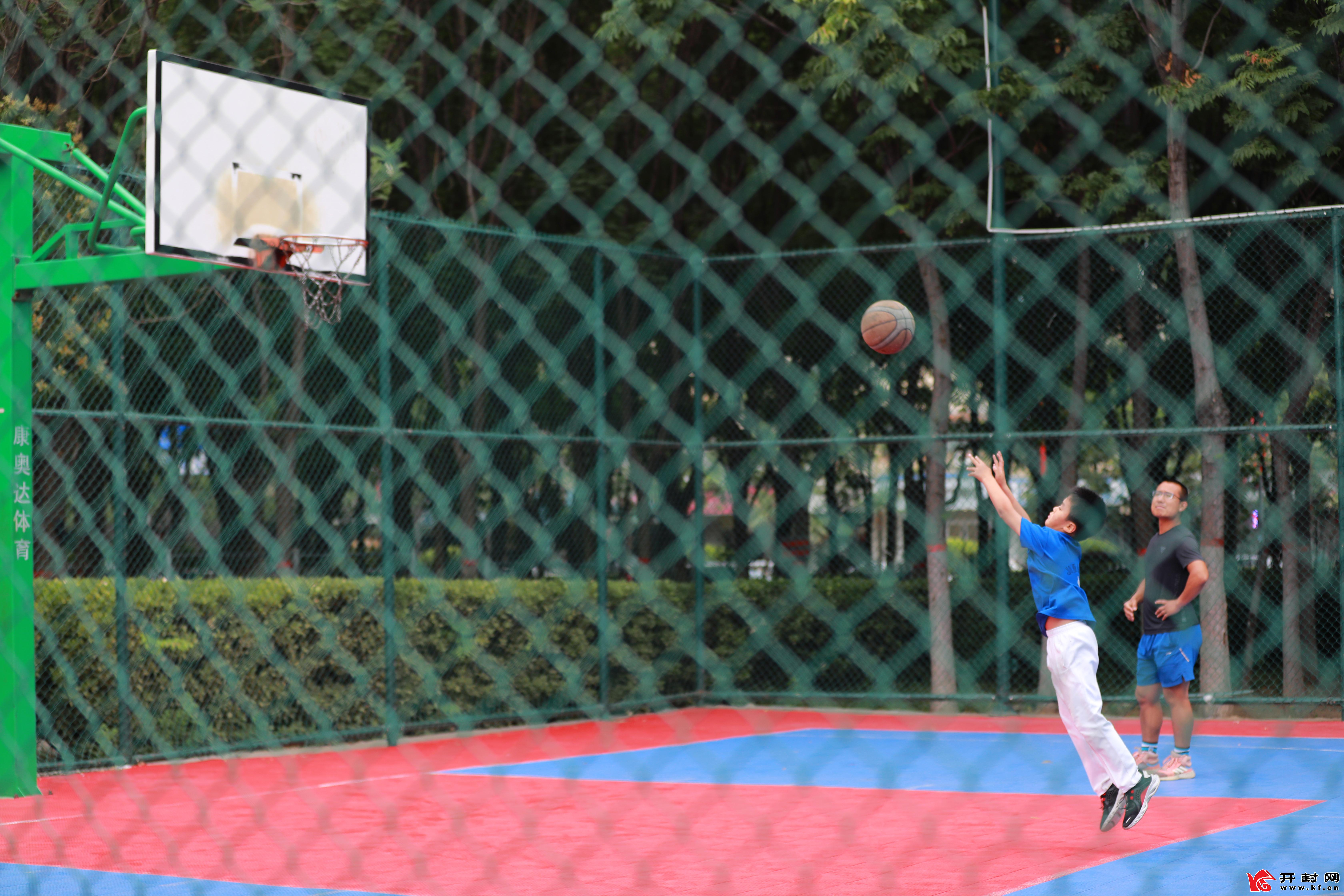 篮球场打球照片青少年图片
