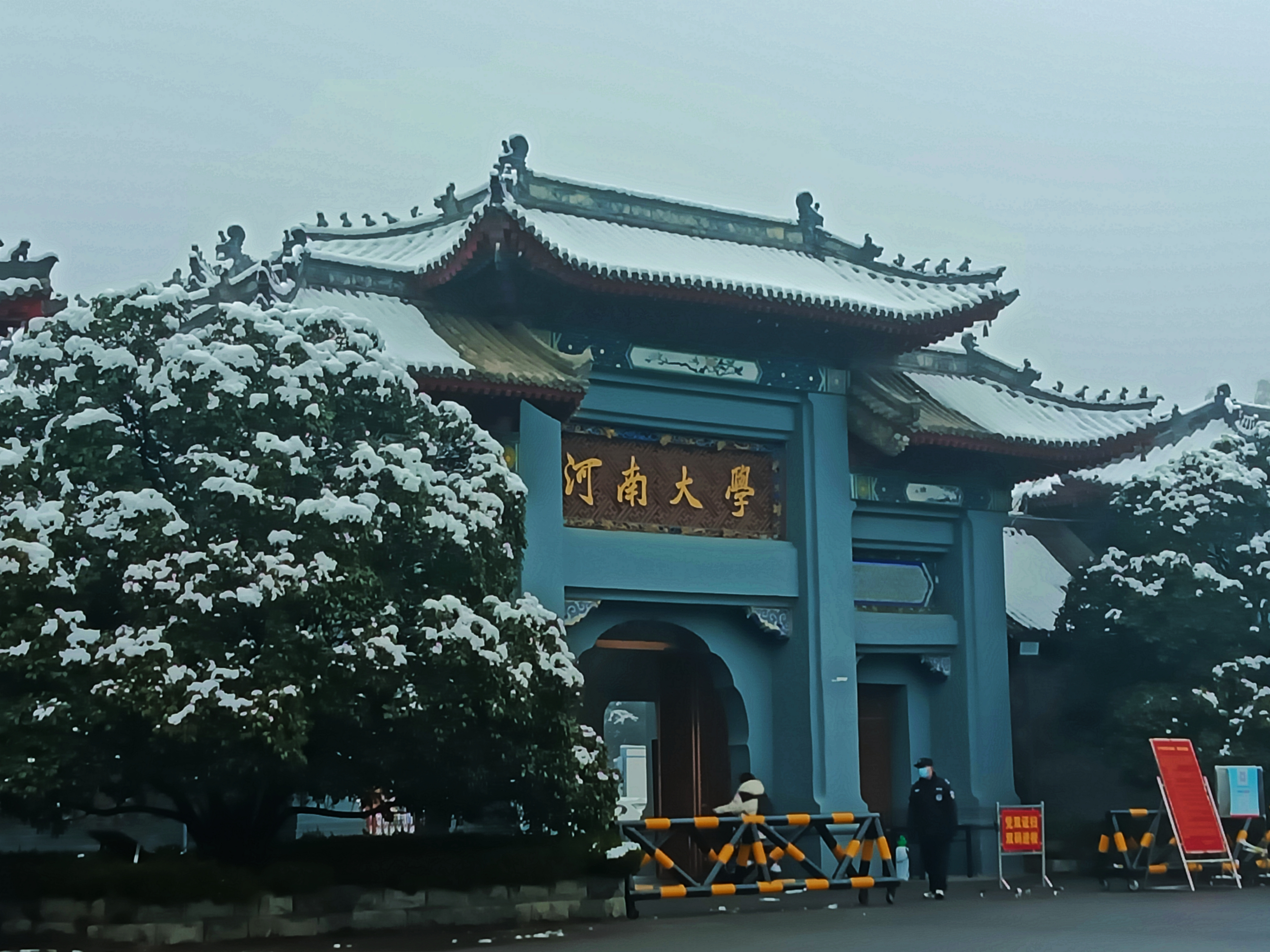 1月4日，开封迎来2022年的第一场雪，将整个汴梁城粉雕玉琢一般，甚是美丽。河南报业全媒体记者钱程