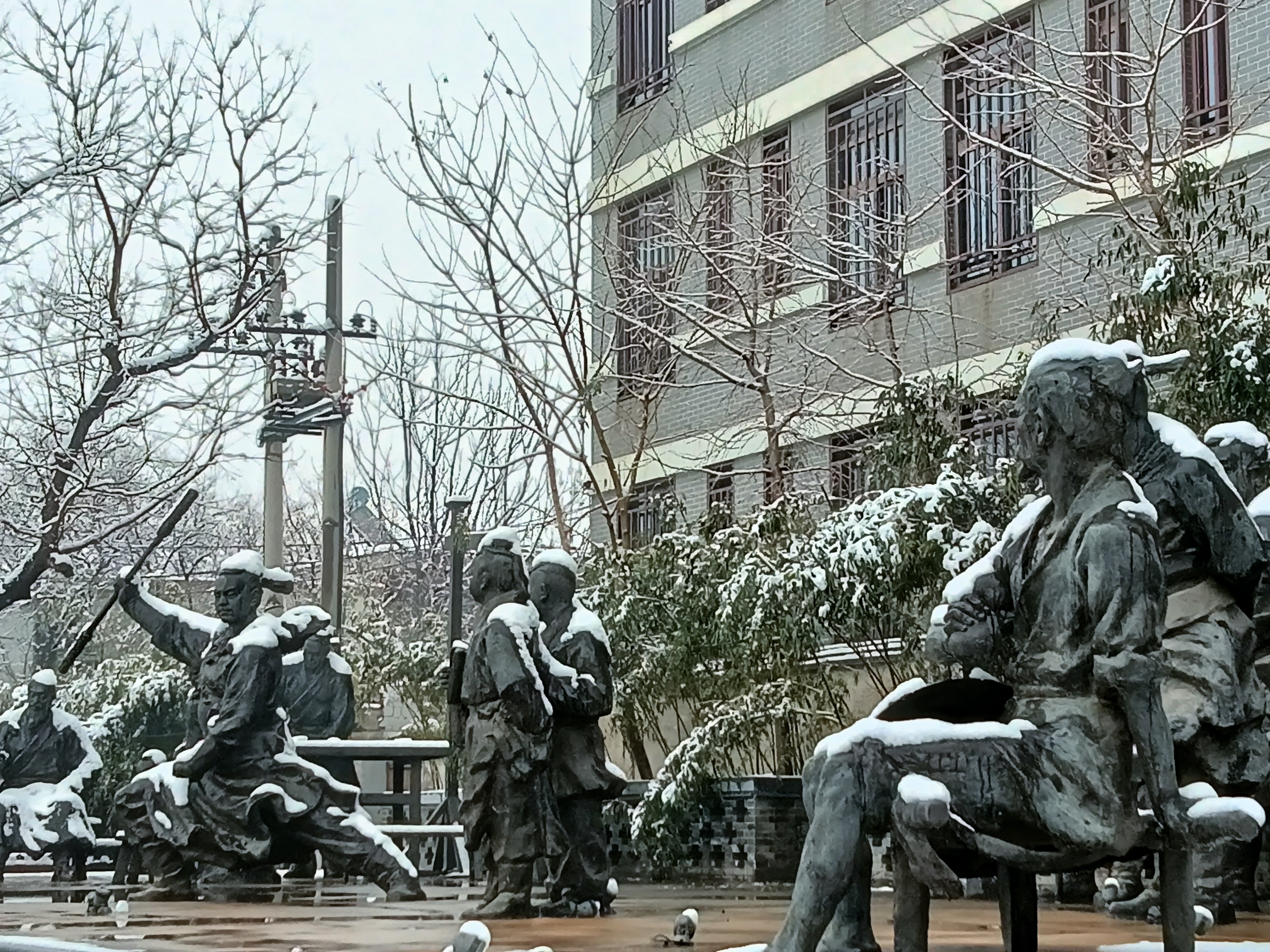 1月4日，开封迎来2022年的第一场雪，将整个汴梁城粉雕玉琢一般，甚是美丽。河南报业全媒体记者钱程