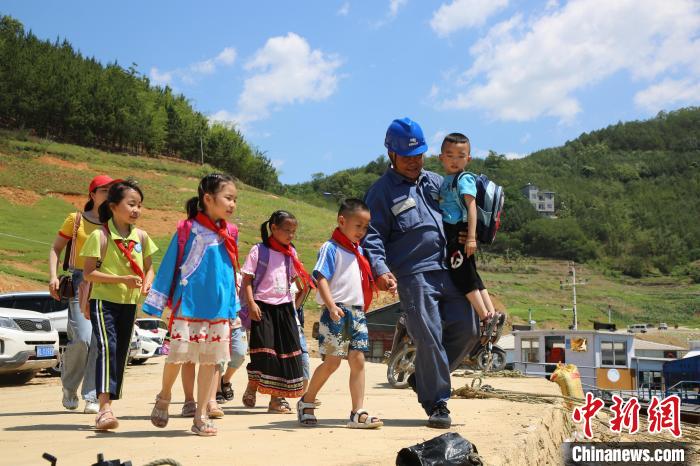 【十年@每一个奋斗的你】王仲吉：万峰湖畔的守护者铺就山里娃求学之路