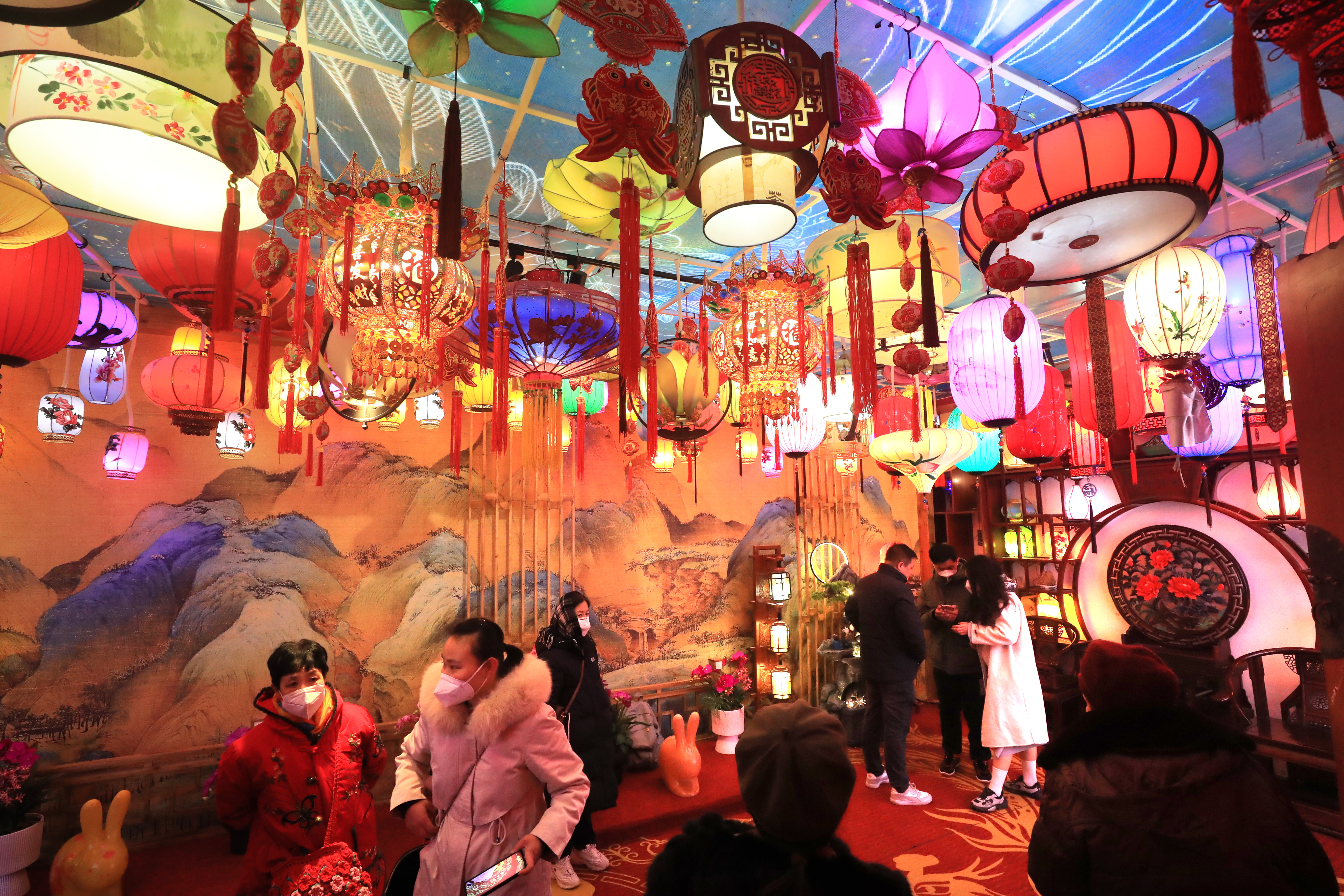 1月20日晚，游客在清明上河园观赏灯展拍照留念。春节将至，我市公园景点举办的大宋上元灯会开始亮灯，百万灯笼汇聚、万盏名灯闪烁，吸引许多游客前来观赏。全媒体记者  李俊生  摄