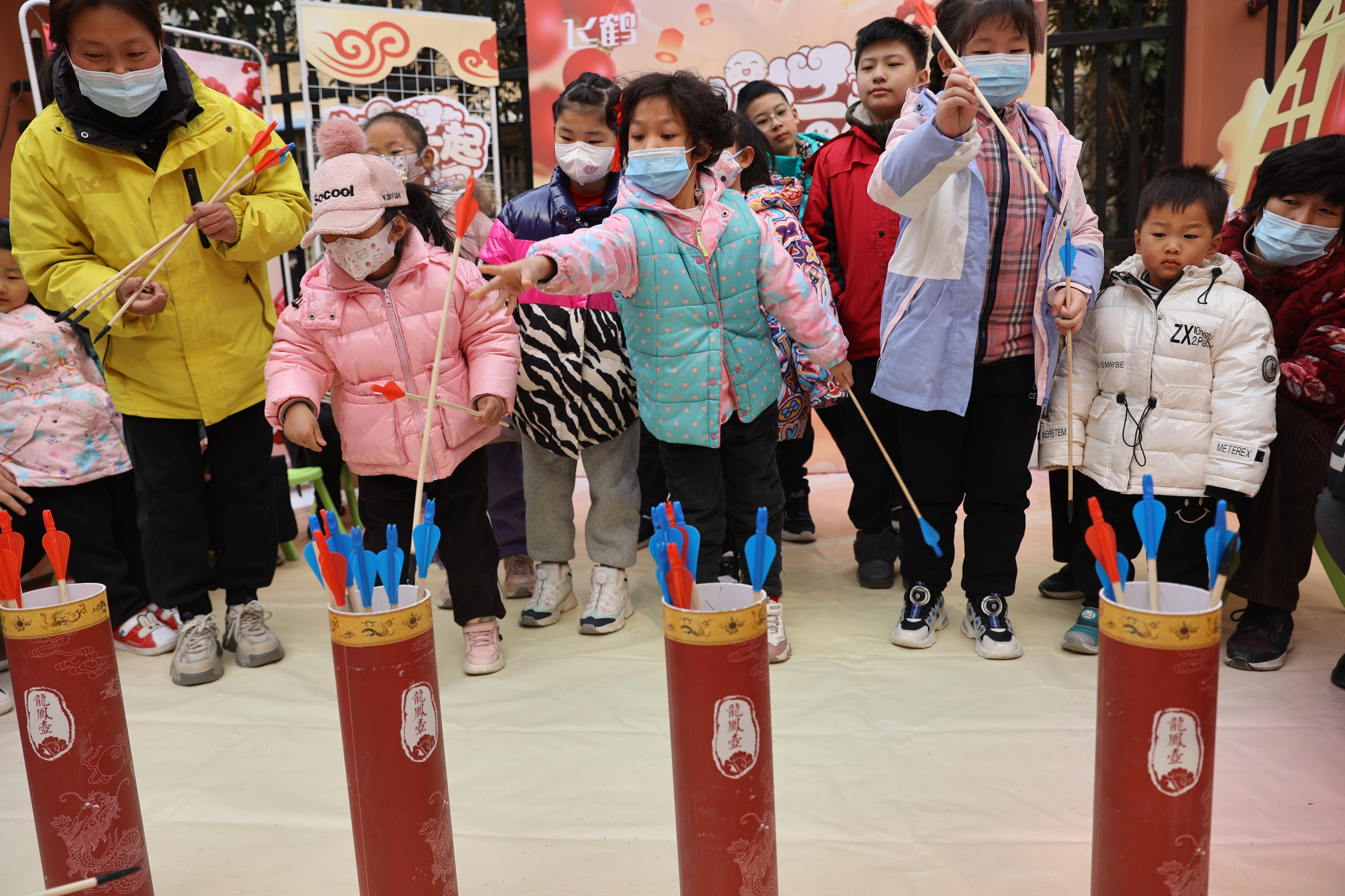 2月2日，元宵佳节将至，水岸社区联合社区居民举办“其乐融融闹元宵 温暖和谐一家亲”猜灯谜做花灯活动，活动现场，小朋友在家长和社区文明志愿者的带领下做花灯、猜灯谜、投壶，在弘扬传统文化的同时促进邻里和谐。全媒体记者 石斐 摄