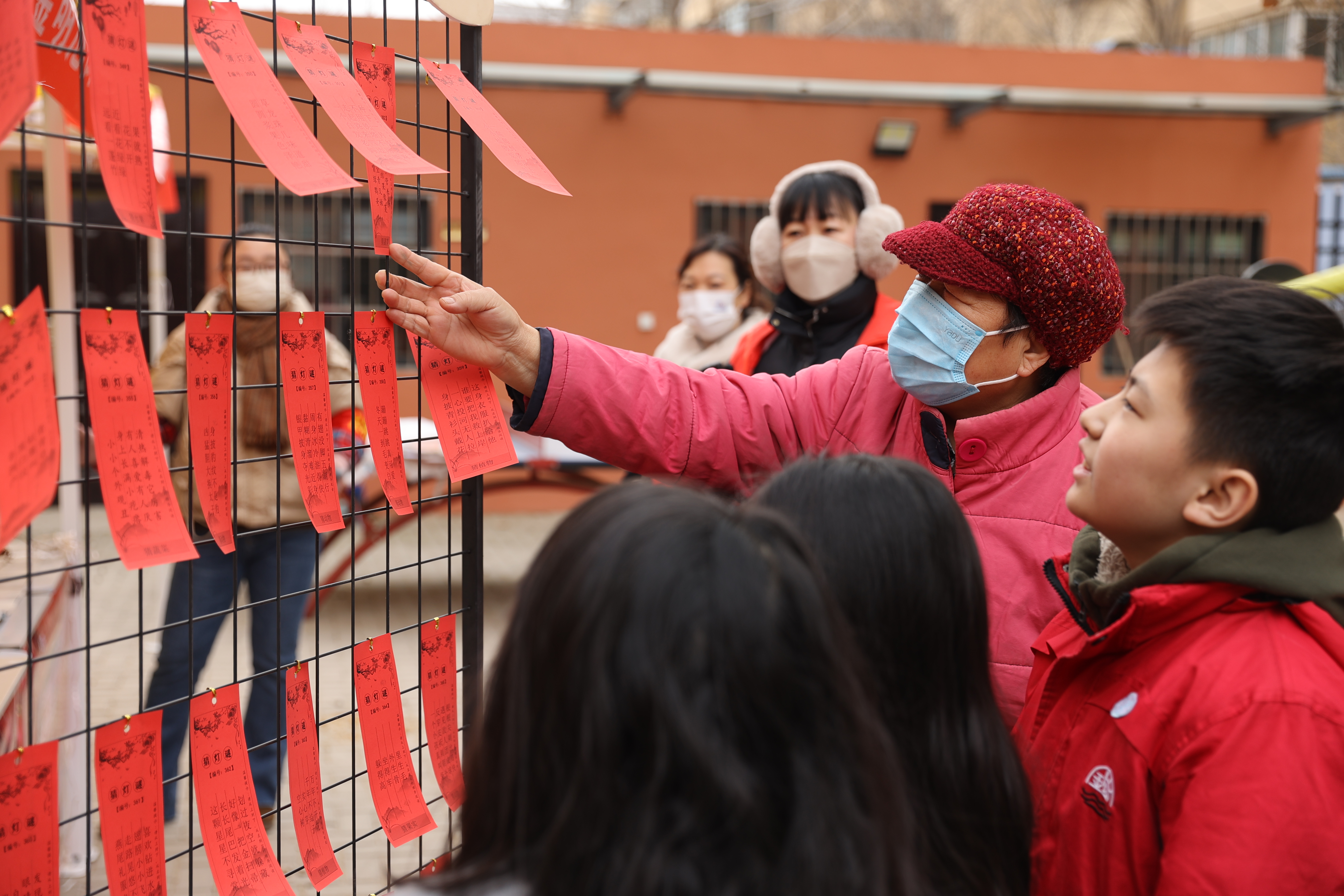 2月2日，元宵佳节将至，水岸社区联合社区居民举办“其乐融融闹元宵 温暖和谐一家亲”猜灯谜做花灯活动，活动现场，小朋友在家长和社区文明志愿者的带领下做花灯、猜灯谜、投壶，在弘扬传统文化的同时促进邻里和谐。全媒体记者 石斐 摄
