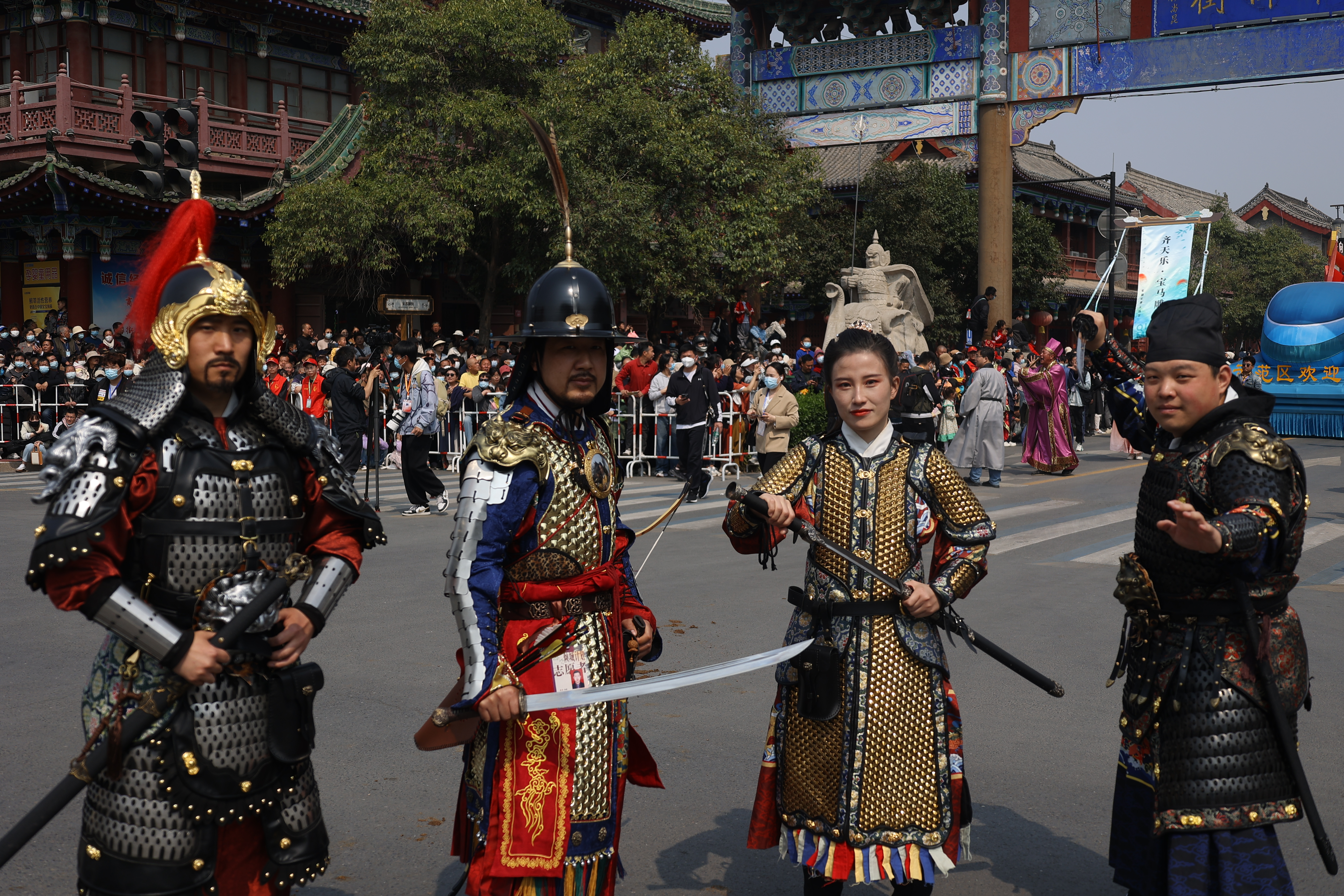 4月2日上午，2023中国（开封）清明文化节“来趣宋潮”大巡游在开封精彩上演，共分五个篇章30个方阵，是历届以来规模最大的一次踏春巡游活动，既有大宋传统礼仪、开封非遗民俗，又有智慧文旅、媒体矩阵等时代元素。全媒体记者 袁洋 摄