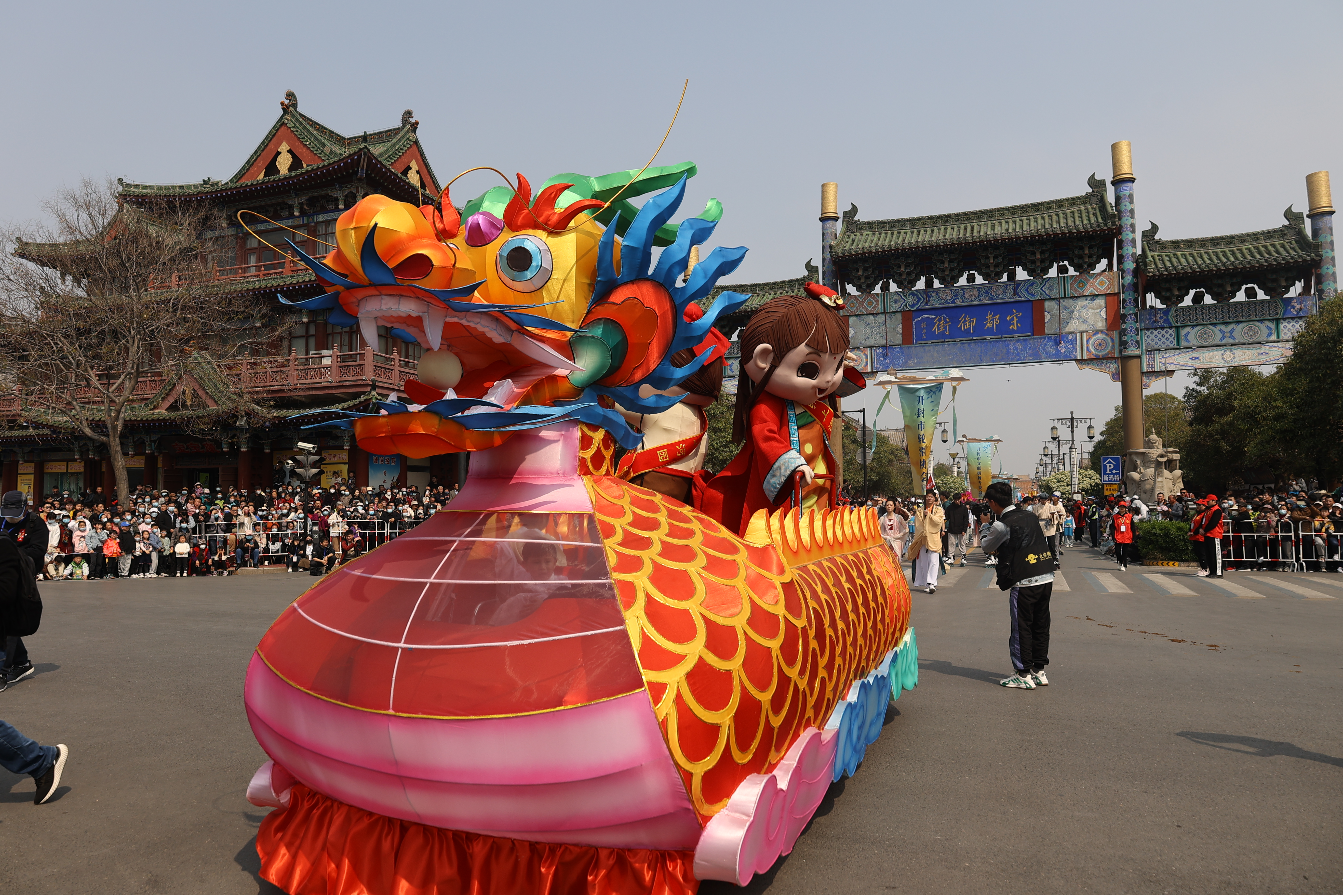 4月2日上午，2023中国（开封）清明文化节“来趣宋潮”大巡游在开封精彩上演，共分五个篇章30个方阵，是历届以来规模最大的一次踏春巡游活动，既有大宋传统礼仪、开封非遗民俗，又有智慧文旅、媒体矩阵等时代元素。全媒体记者 袁洋 摄