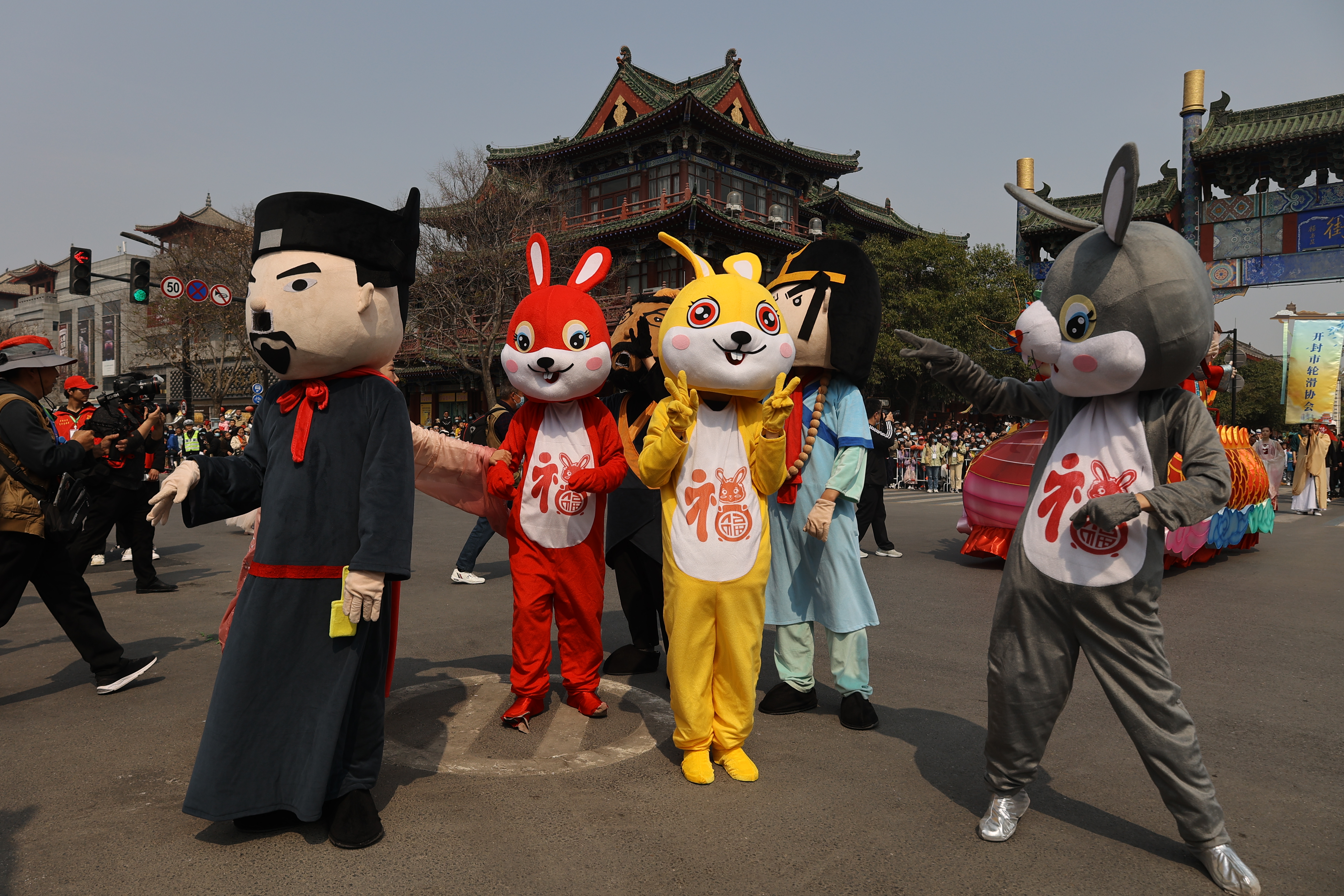 4月2日上午，2023中国（开封）清明文化节“来趣宋潮”大巡游在开封精彩上演，共分五个篇章30个方阵，是历届以来规模最大的一次踏春巡游活动，既有大宋传统礼仪、开封非遗民俗，又有智慧文旅、媒体矩阵等时代元素。全媒体记者 袁洋 摄