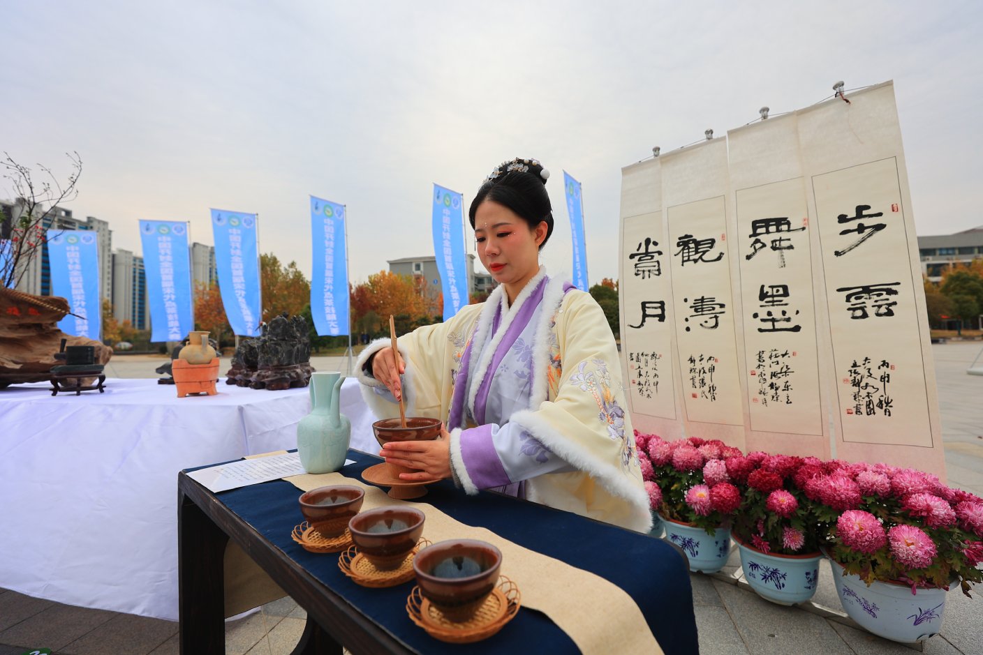 11月25日，中国开封首届宋代点茶技能大赛在开封大学开幕。来自全国的“点茶高手”会聚宋代茶文化的发祥地开封，论茶道、品茶香、赏茶艺，共同促进和推动宋茶文化的传承与发展。开封+记者 李浩 摄