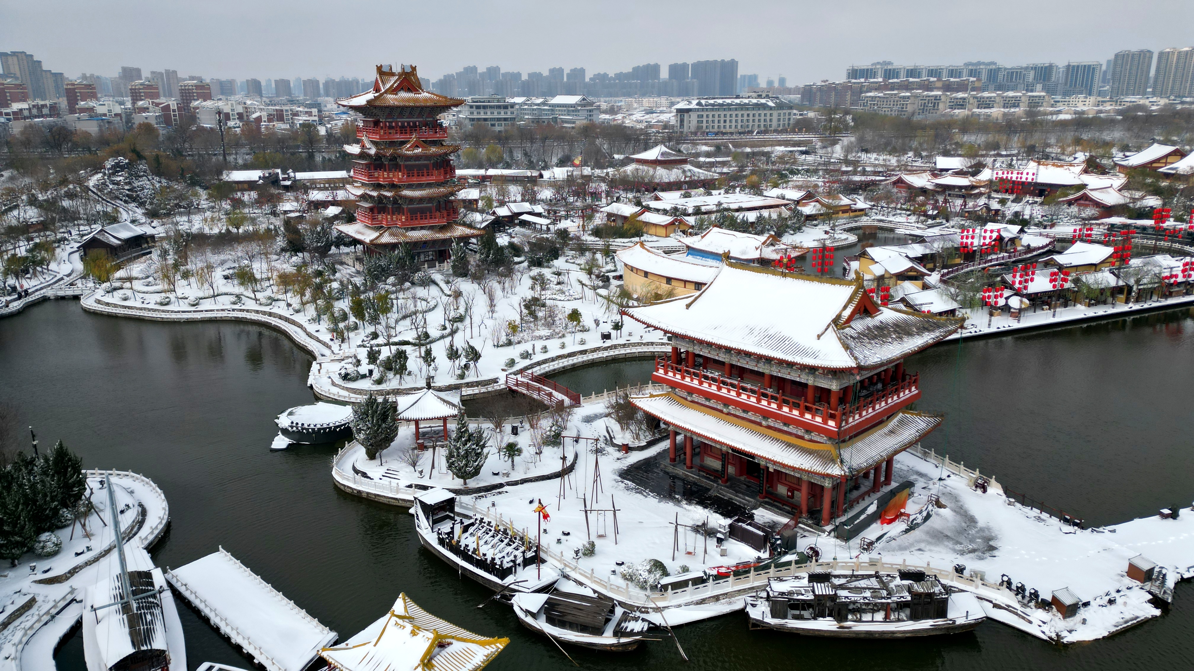 12月11日，经历一场大雪的古都开封，彷佛回到了千年前的宋都汴梁。 开封+记者 袁洋 摄