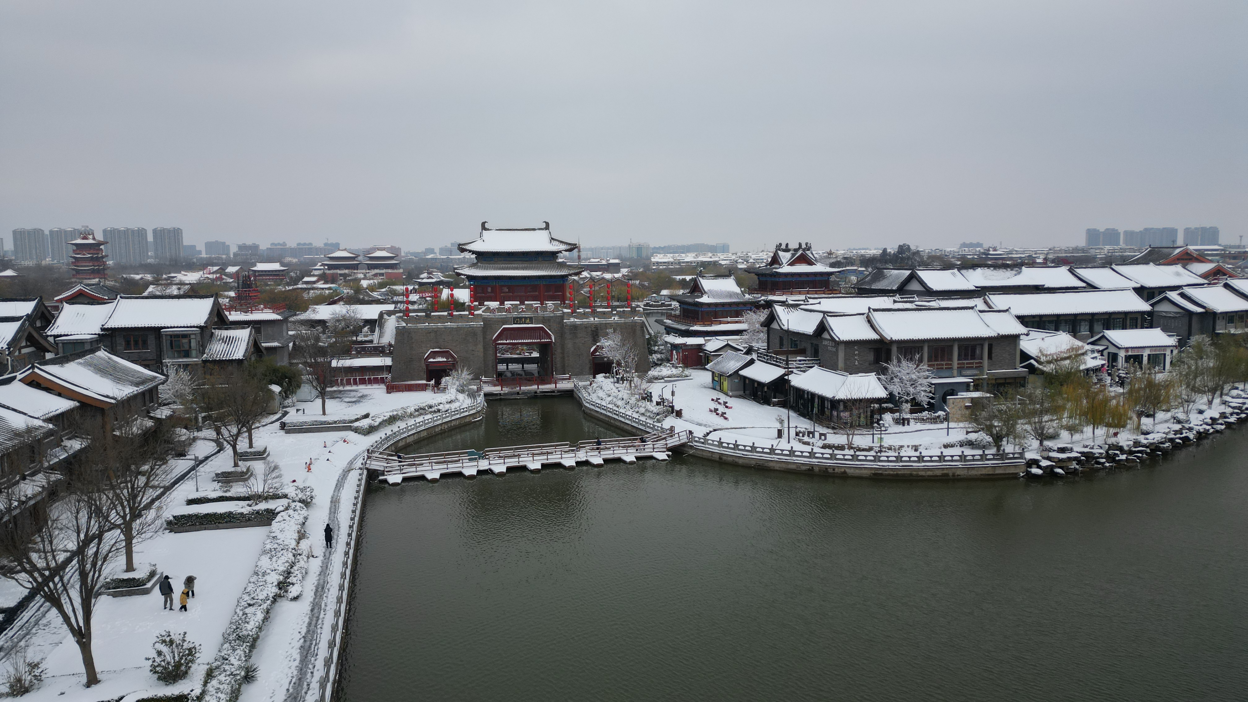 12月11日，经历一场大雪的古都开封，彷佛回到了千年前的宋都汴梁。 开封+记者 袁洋 摄