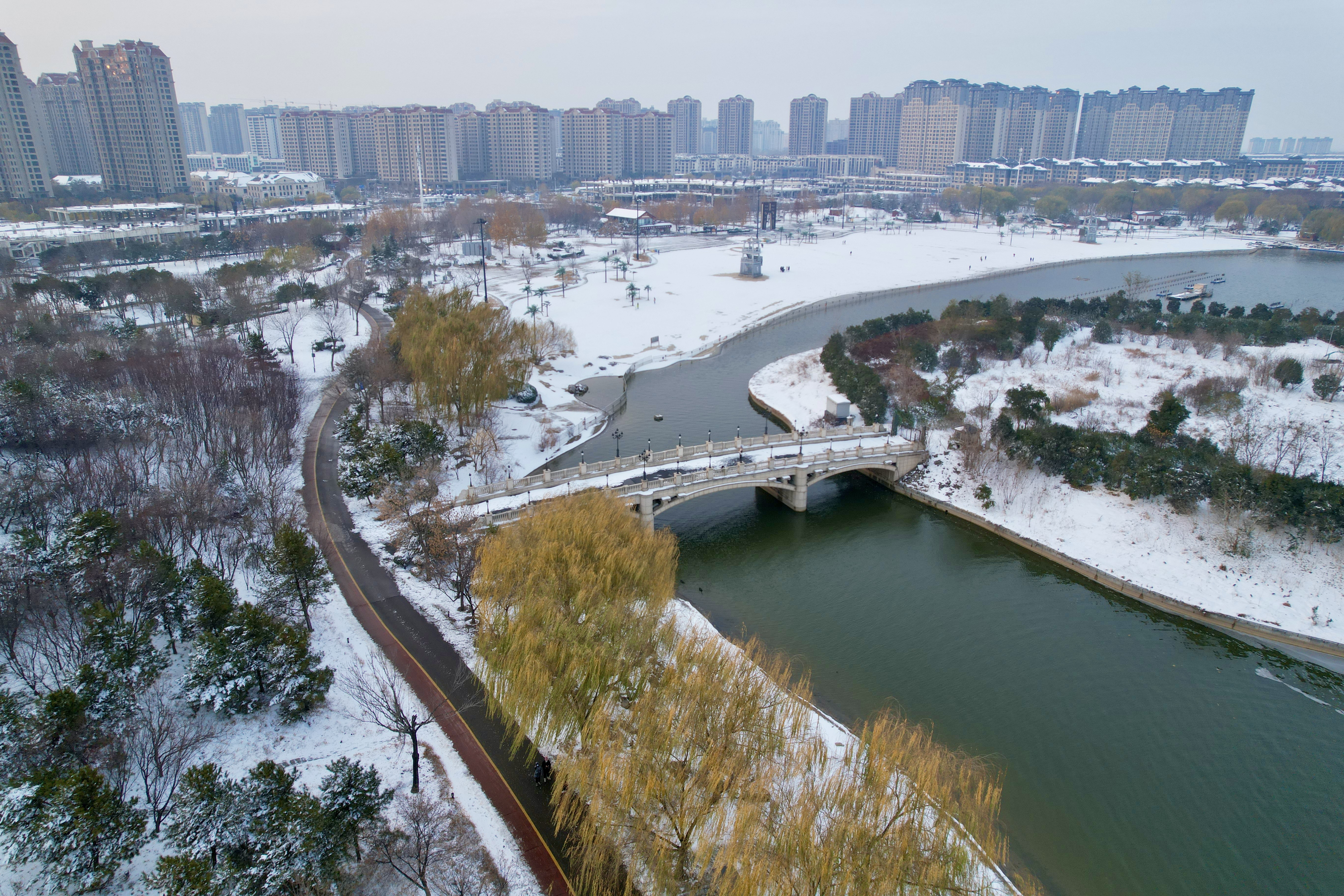 12月11日，一场大雪后，古城开封美如画卷。开封+记者 姜菡 摄