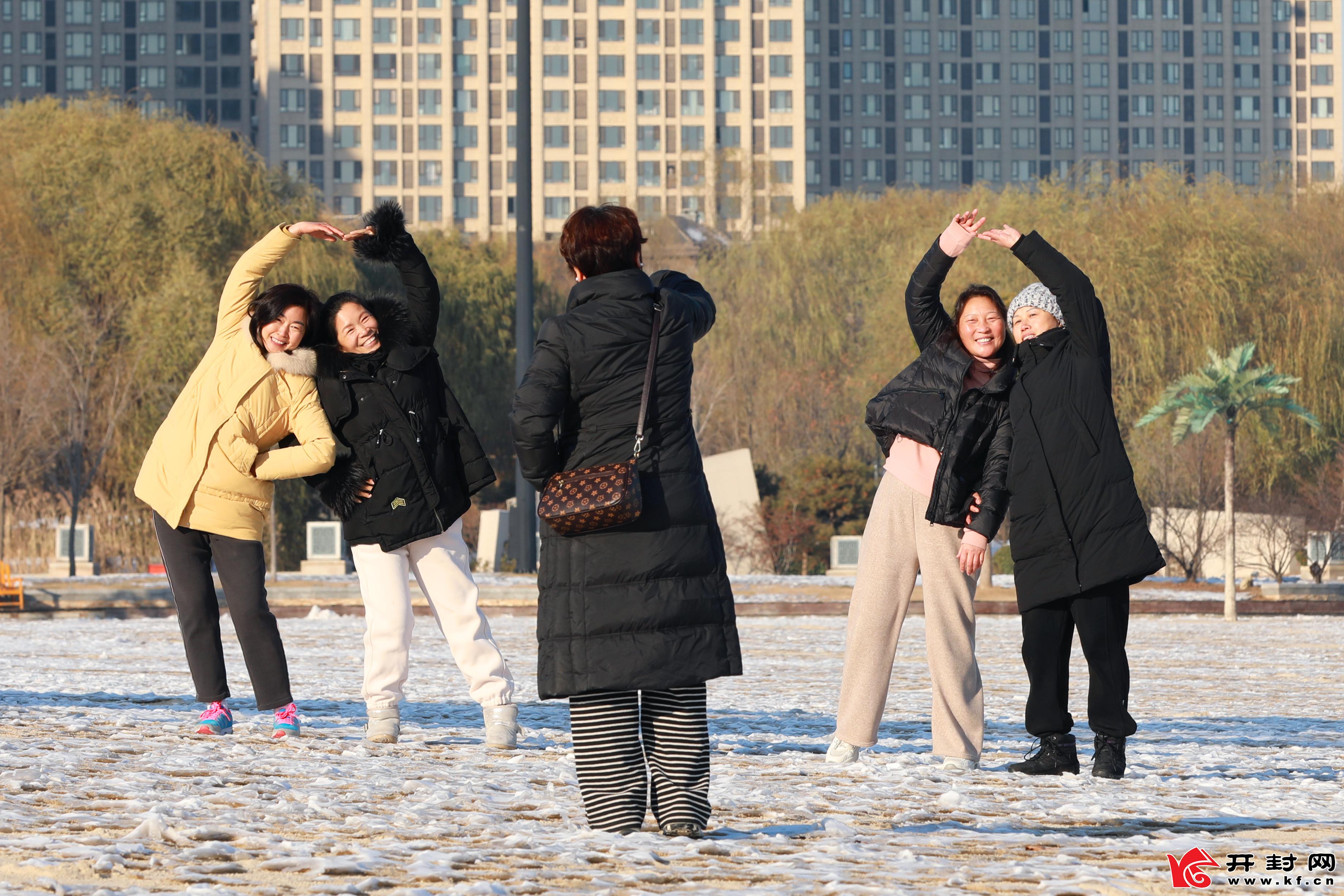 12月21日，我市天气晴朗，不少市民来到黑岗口调蓄水库休闲娱乐，感受冬日阳光。开封+记者 姜菡 摄