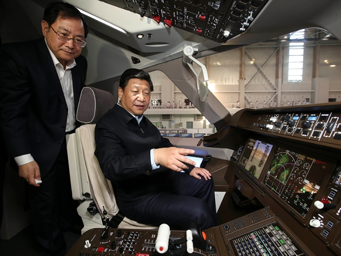 2014年5月23日，習近平總書記在中國商飛設計研發中心C919大型客機展示樣機駕駛室察看。