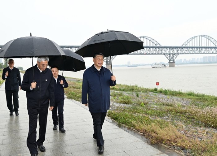 2023年10月10日，習近平在長江國家文化公園九江城區段考察時，冒雨沿江堤步行察看沿岸風貌。