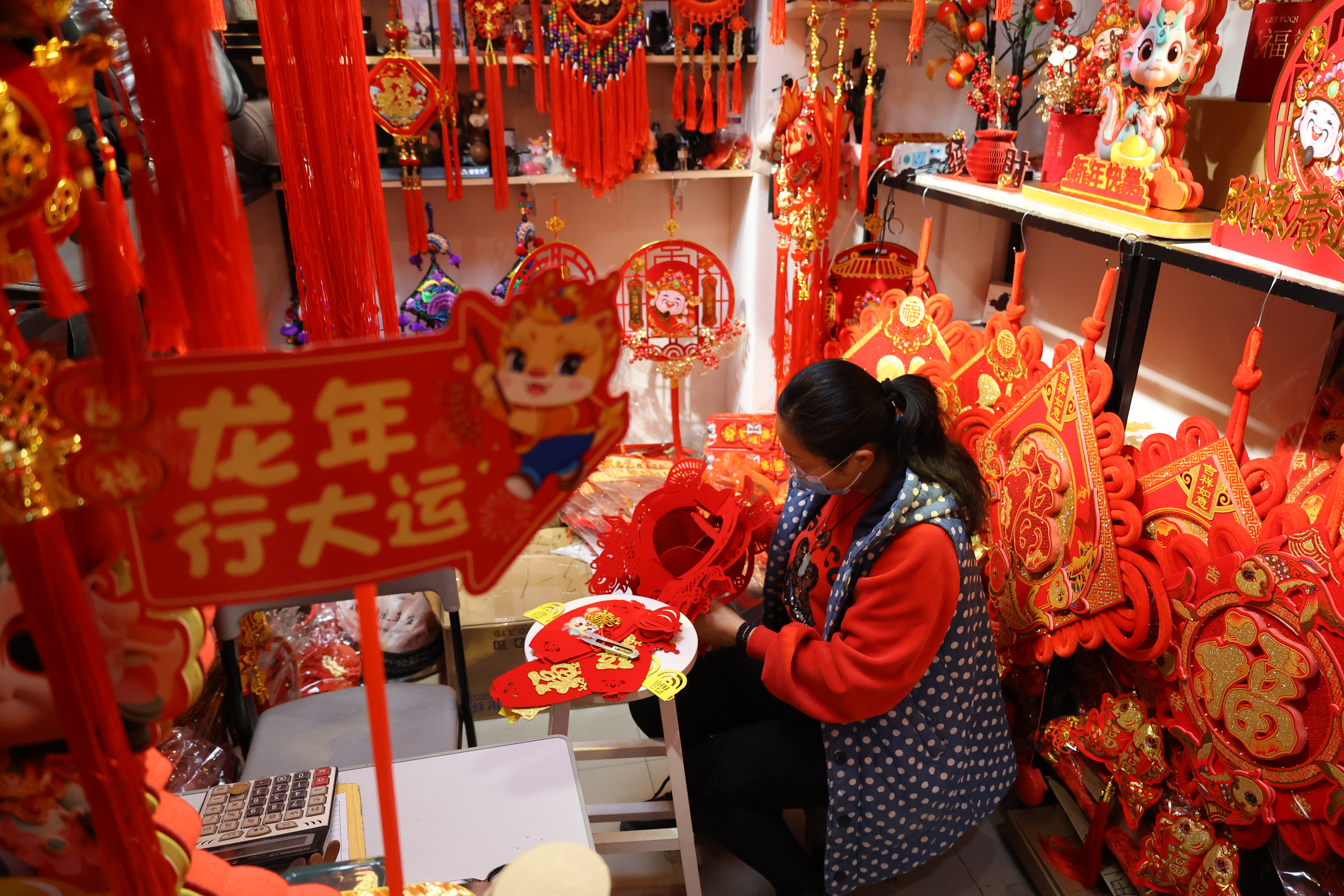 春节临近，古城各大市场洋溢着新年气息，到处是红红火火、购销两旺的喜庆氛围。全媒体记者 石斐1月23日摄
