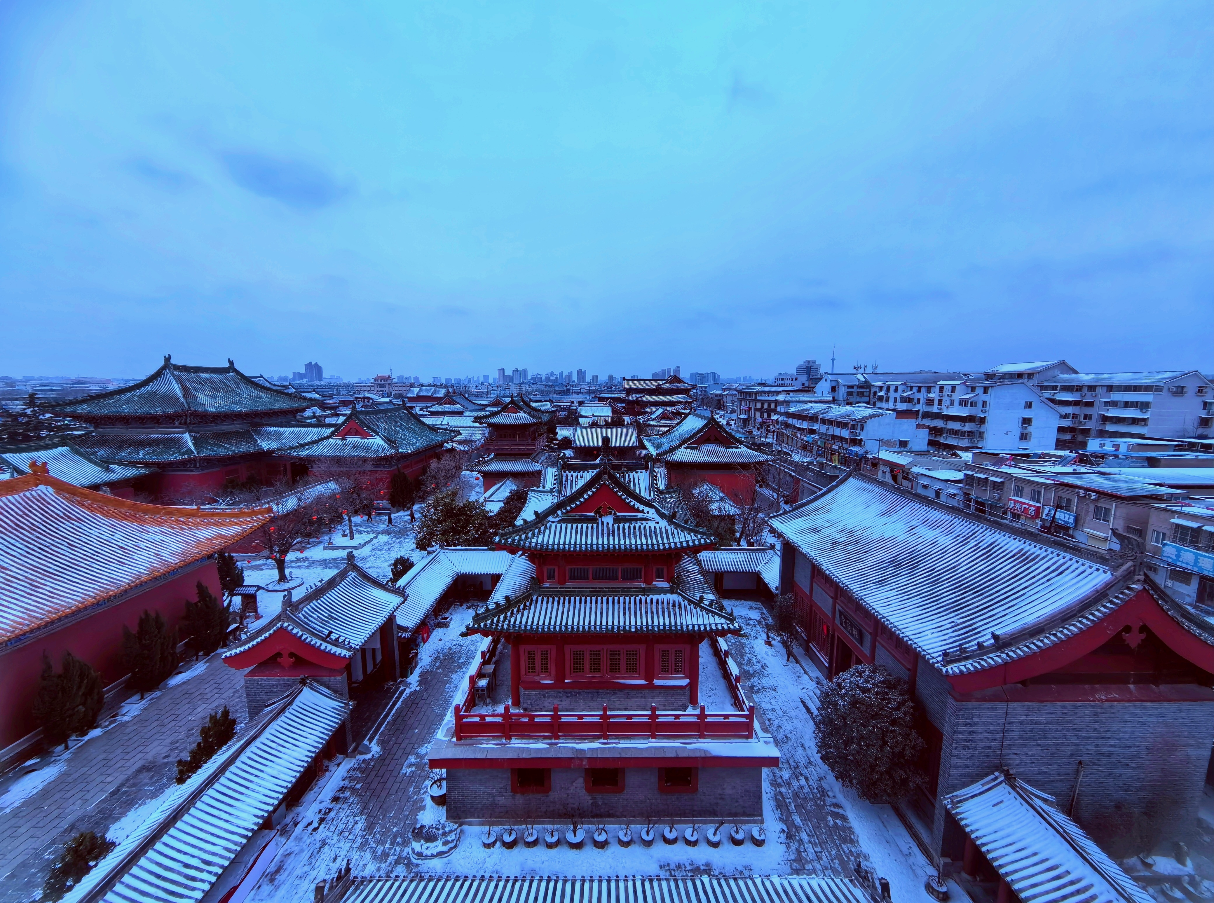 一场大雪，让古城变得格外美丽，在开封一景区内，来往的游客不畏严寒，欣赏雪后美景。全媒体记者 袁洋 摄