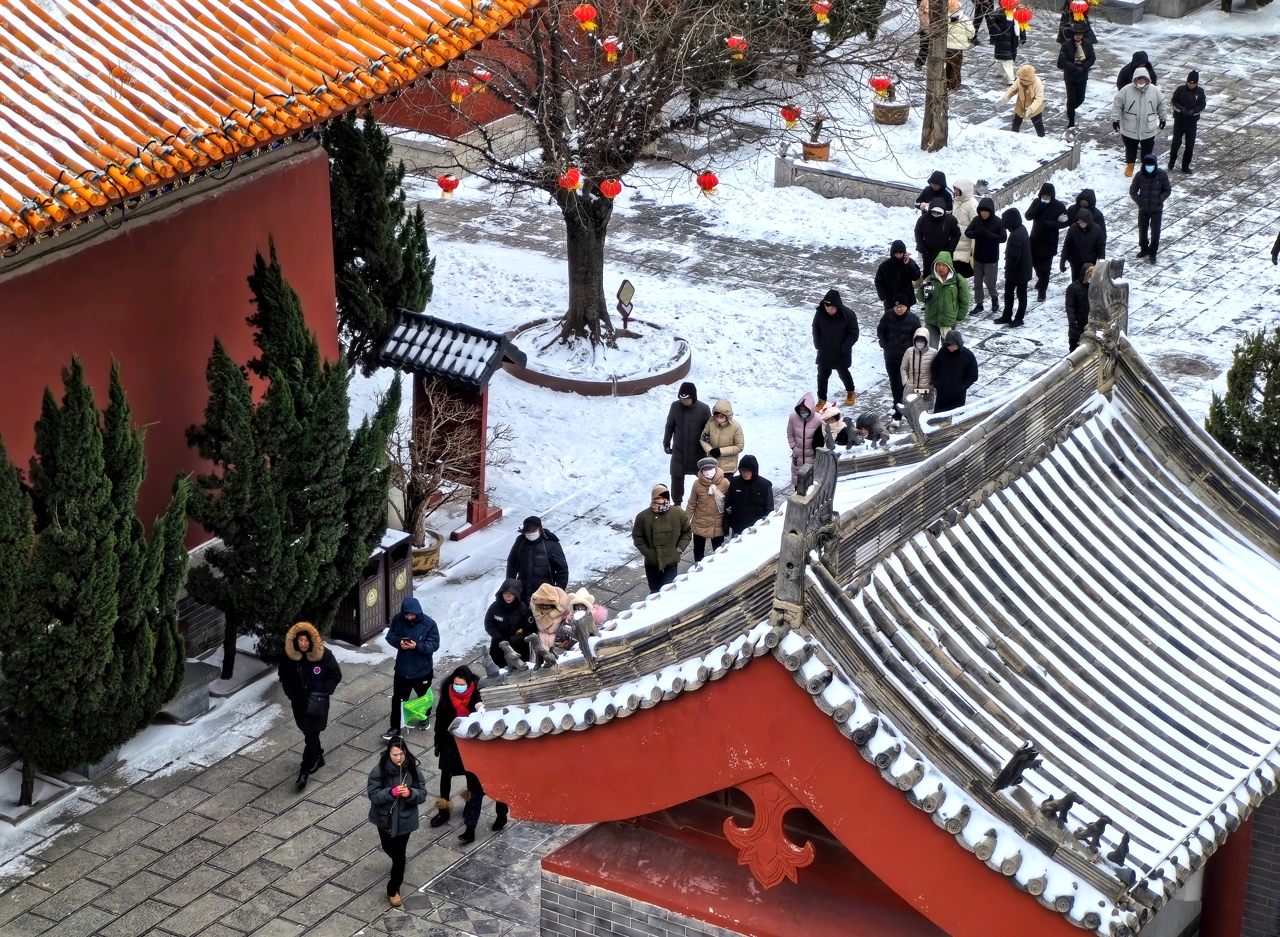 一场大雪，让古城变得格外美丽，在开封一景区内，来往的游客不畏严寒，欣赏雪后美景。全媒体记者 袁洋 摄