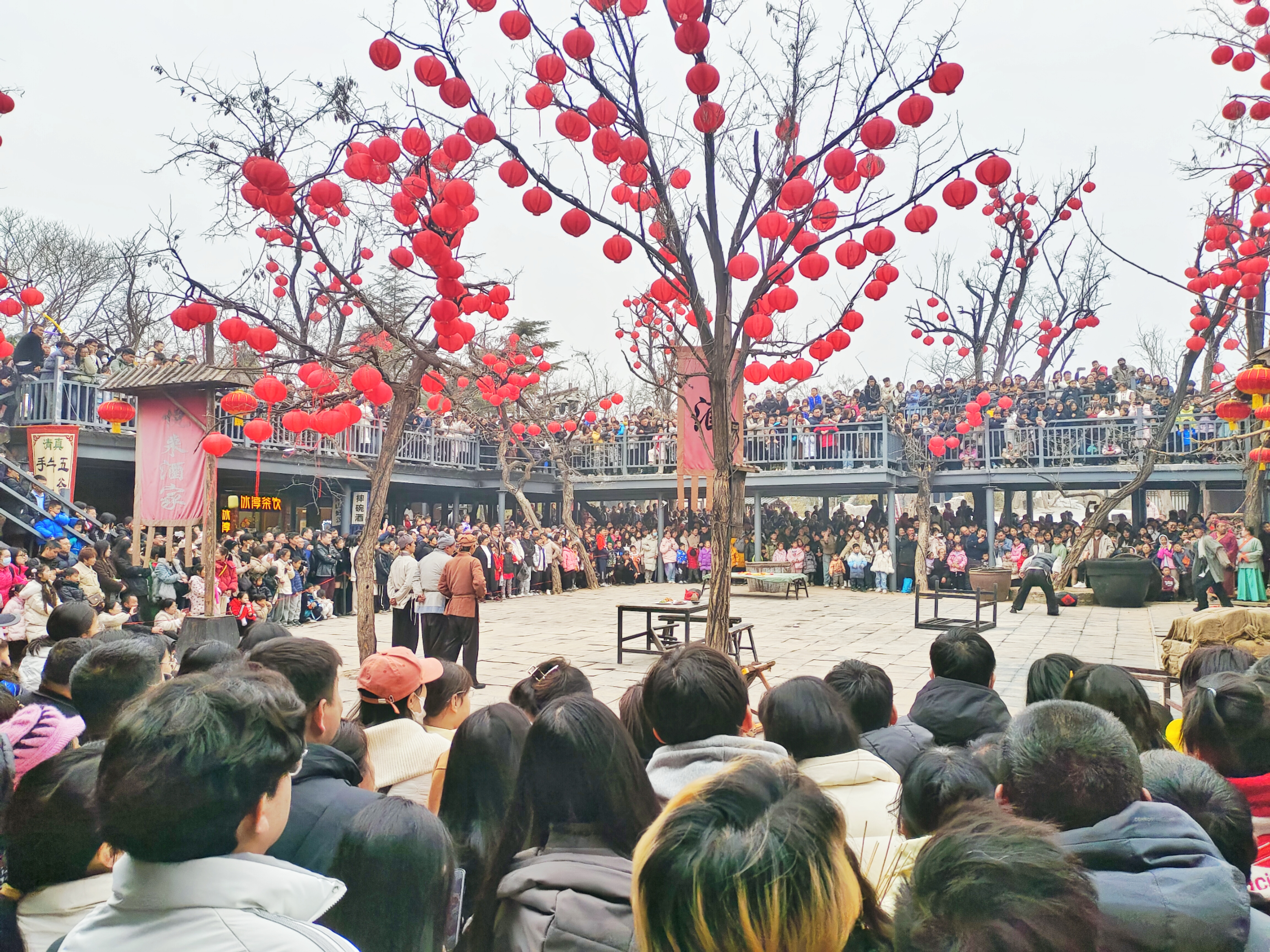 春节假期过后，开封各大景区游客依然众多，人气火爆。全媒体记者李浩2月18日摄