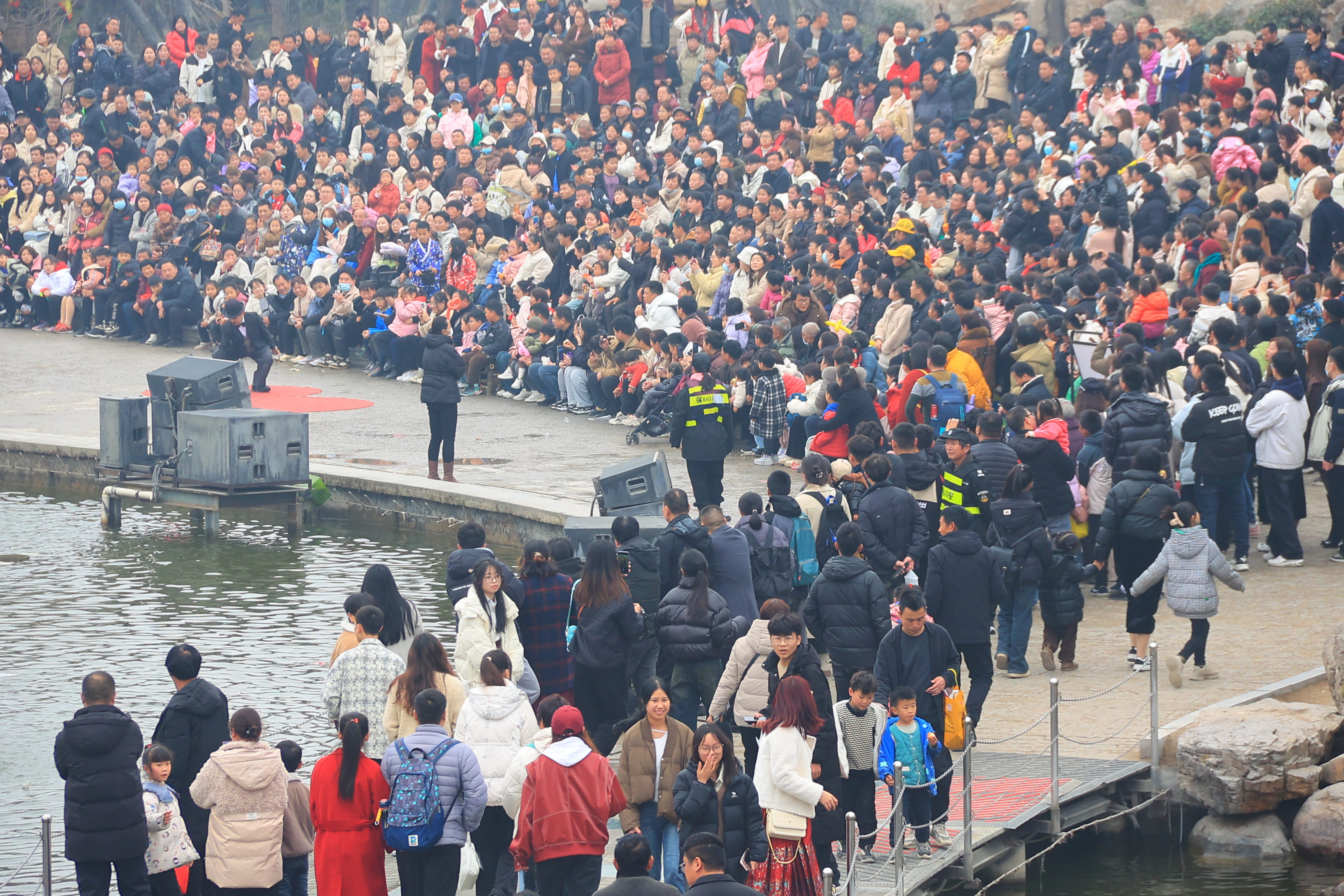 春节假期过后，开封各大景区游客依然众多，人气火爆。全媒体记者李浩2月18日摄