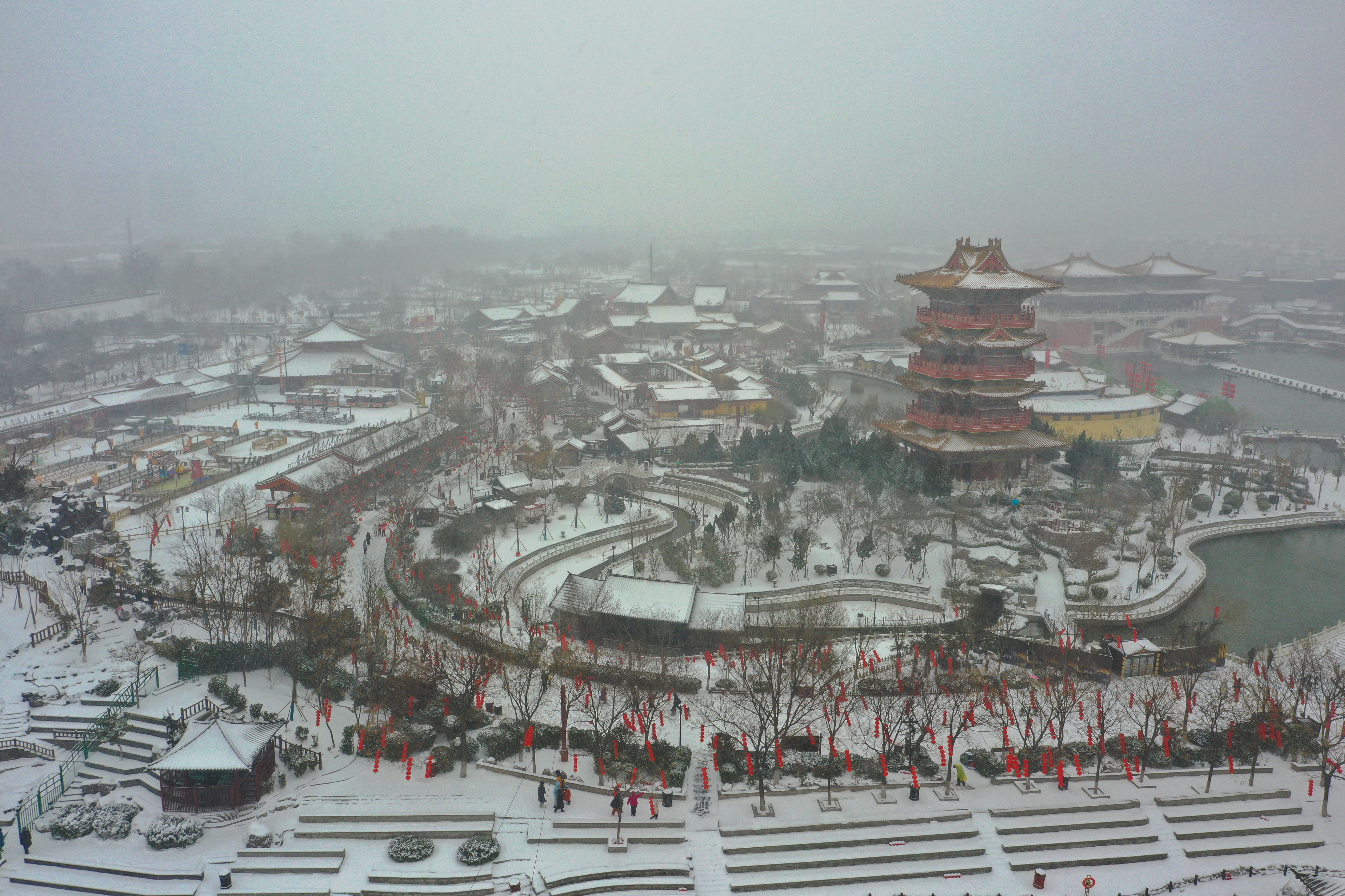 2月21日，漫天飞雪为古城增添了许多诗意画意，让人陶醉其中。全媒体记者 石斐摄