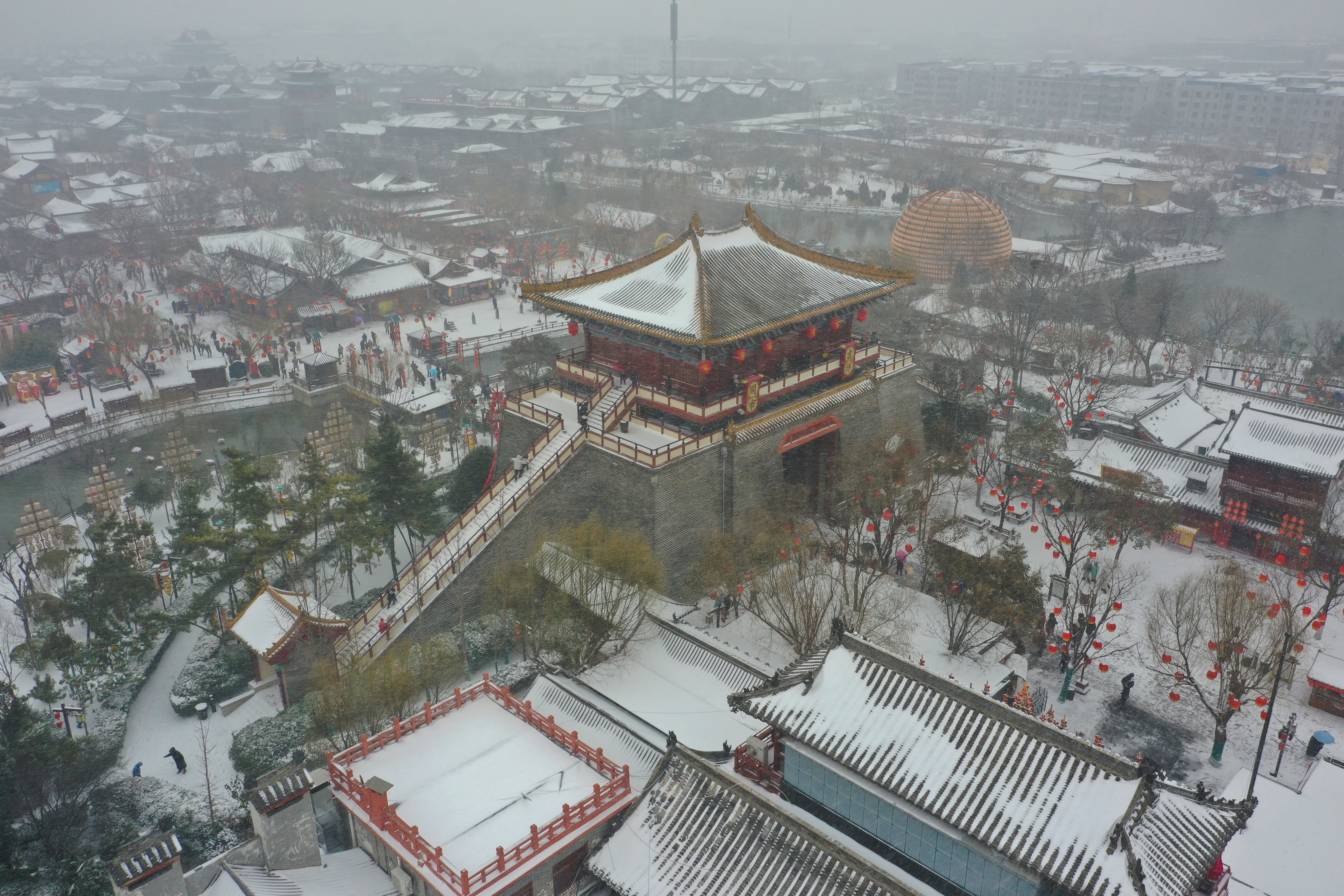 2月21日，漫天飞雪为古城增添了许多诗意画意，让人陶醉其中。全媒体记者 石斐摄