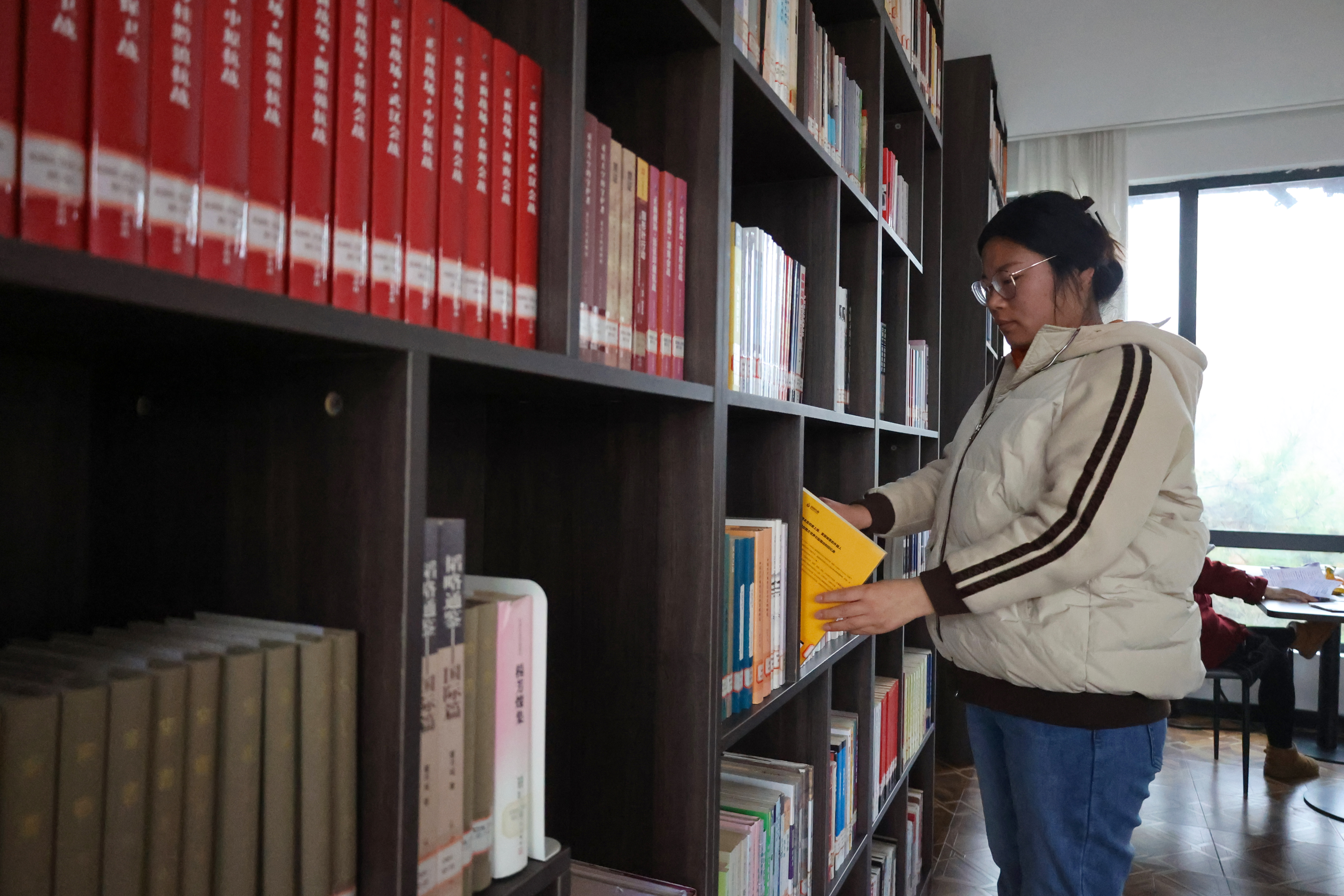 2月28日，市民在家门口的城市书房静静享受“悦读”时光。全媒体记者 石斐 摄