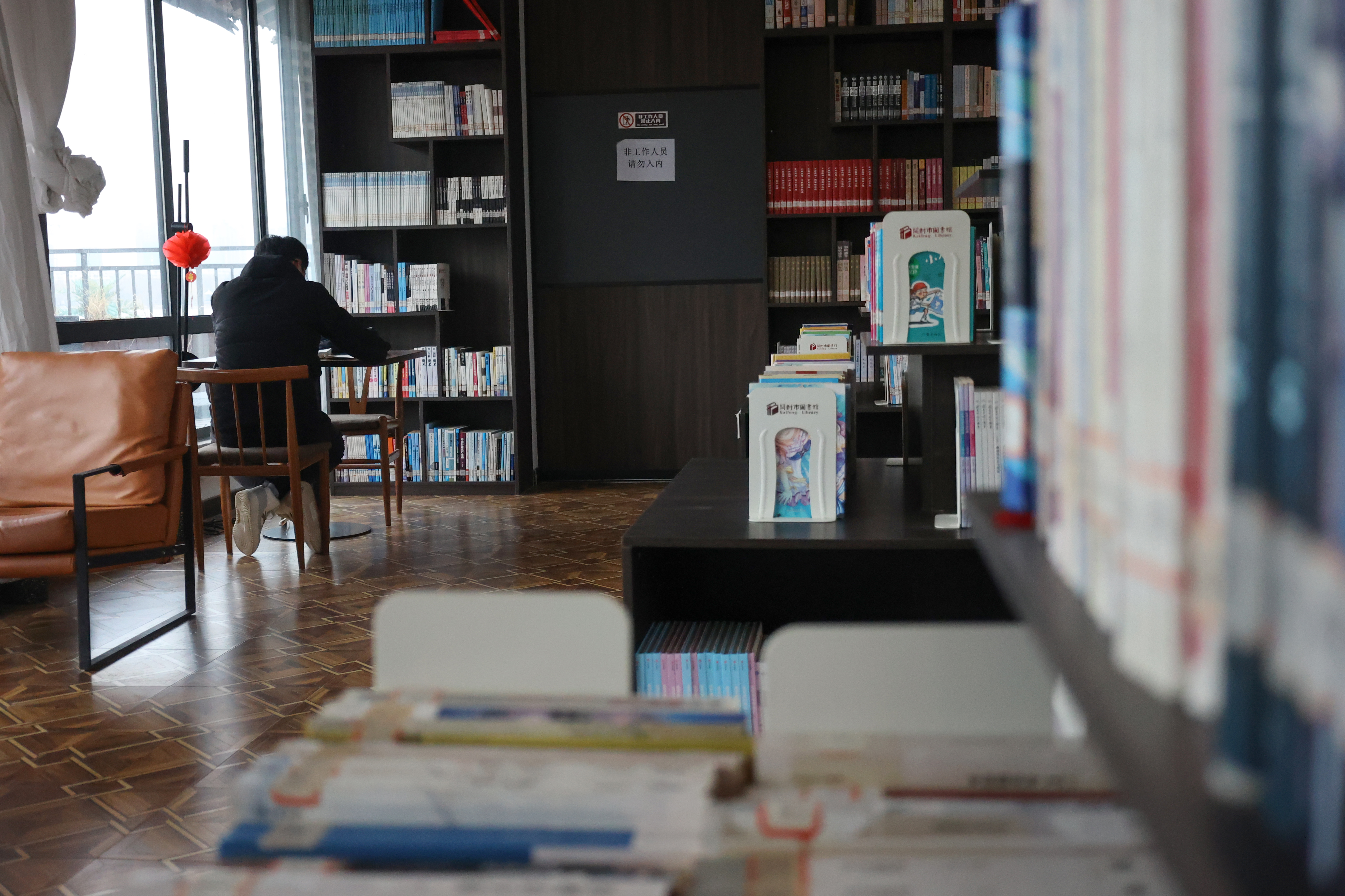 2月28日，市民在家门口的城市书房静静享受“悦读”时光。全媒体记者 石斐 摄