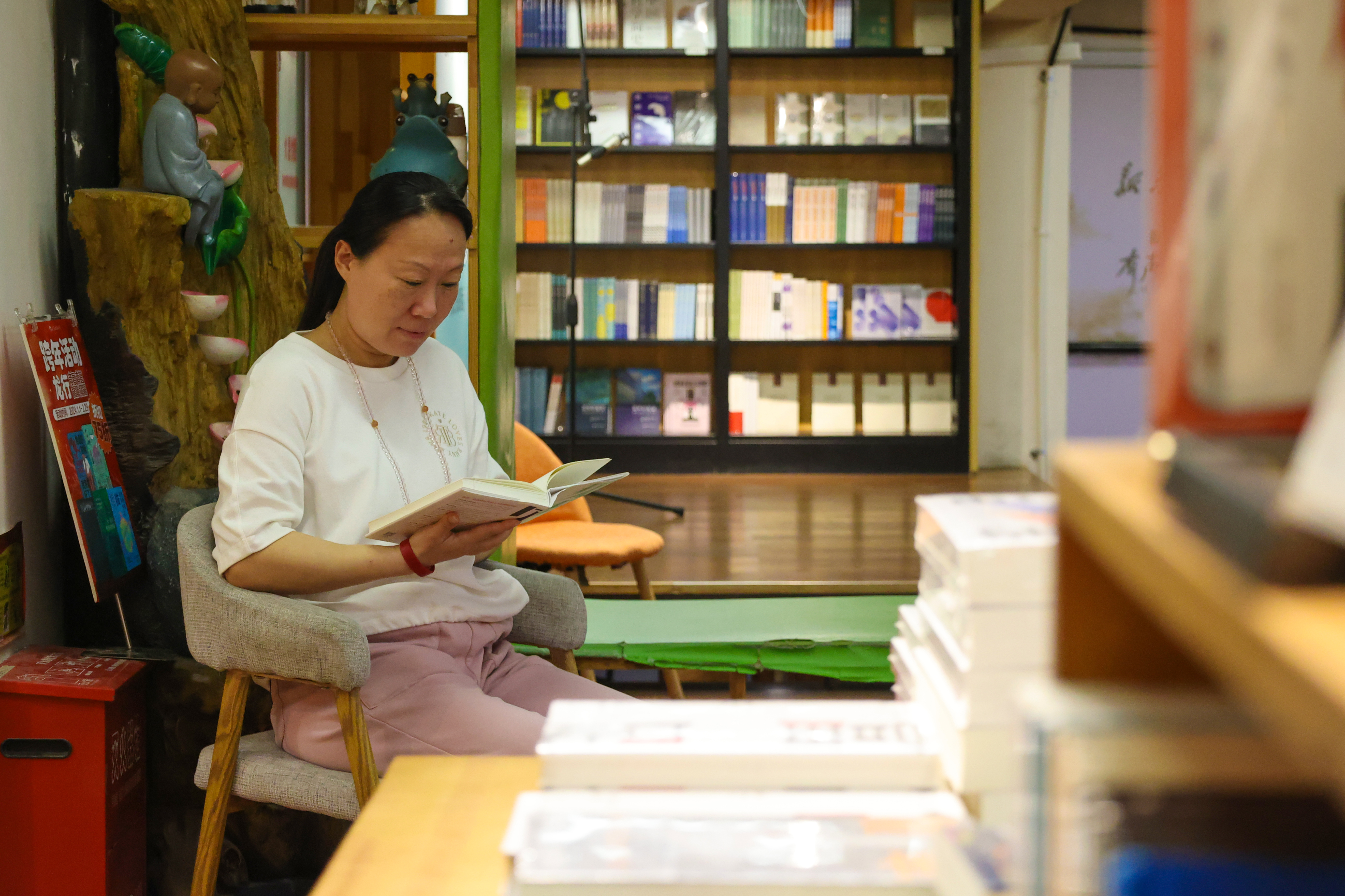 5月15日，不少市民在闲暇之余来到书店读书学习，感受墨香。全媒体记者 石斐摄