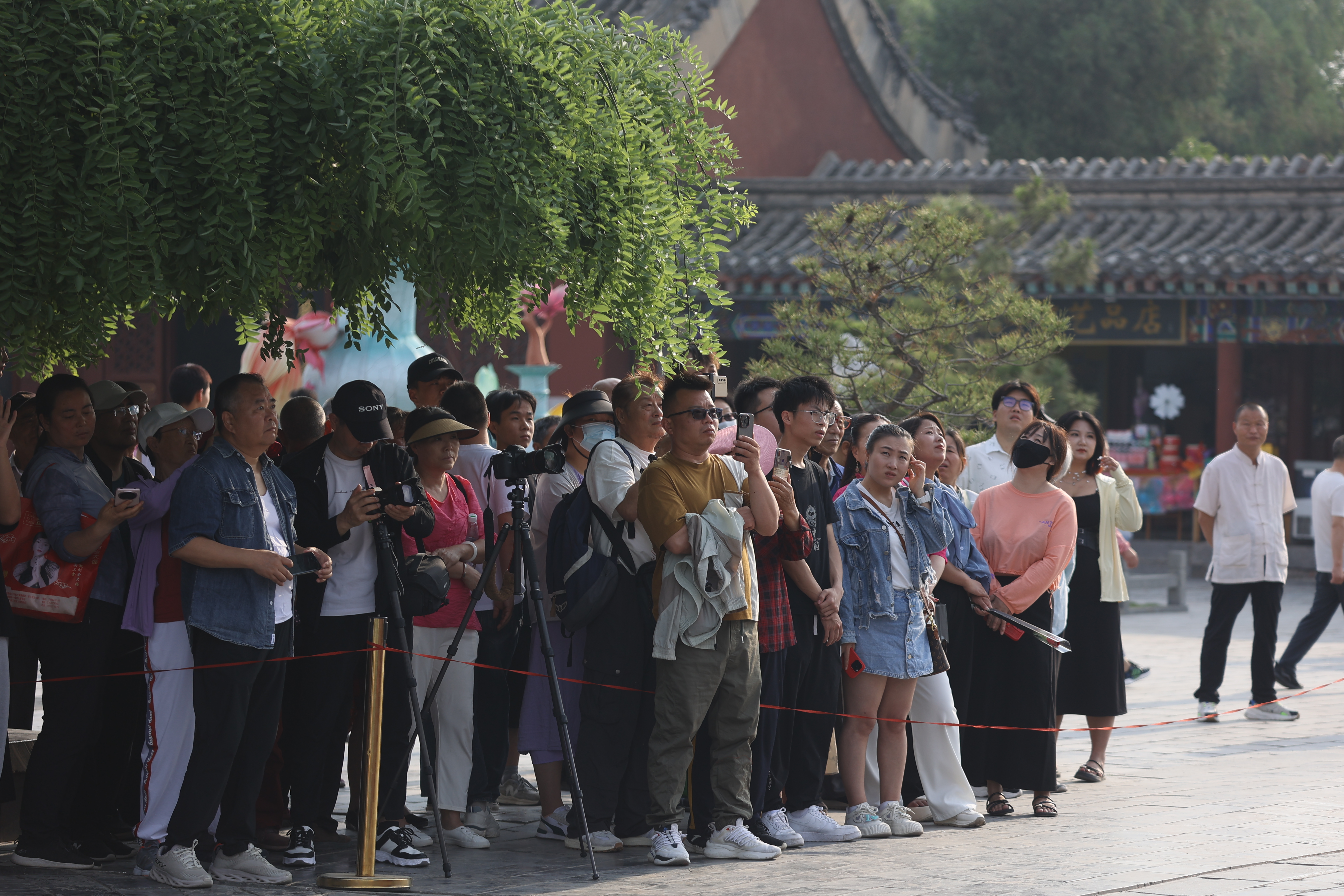 5月20日下午，在龙亭公园，一场大宋婚礼展演带游客梦回千年。全媒体记者袁洋 摄