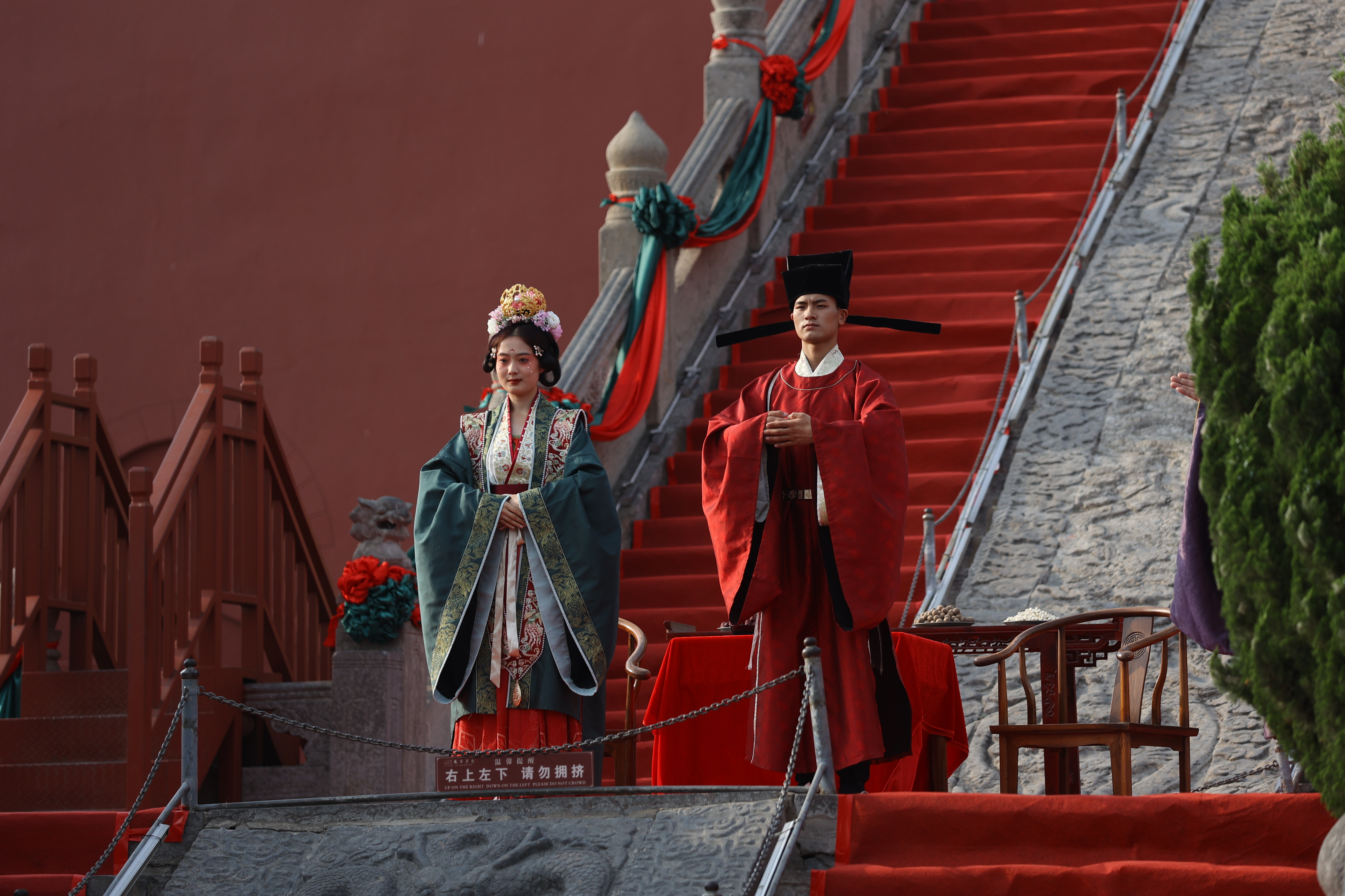 5月20日下午，在龙亭公园，一场大宋婚礼展演带游客梦回千年。全媒体记者袁洋 摄