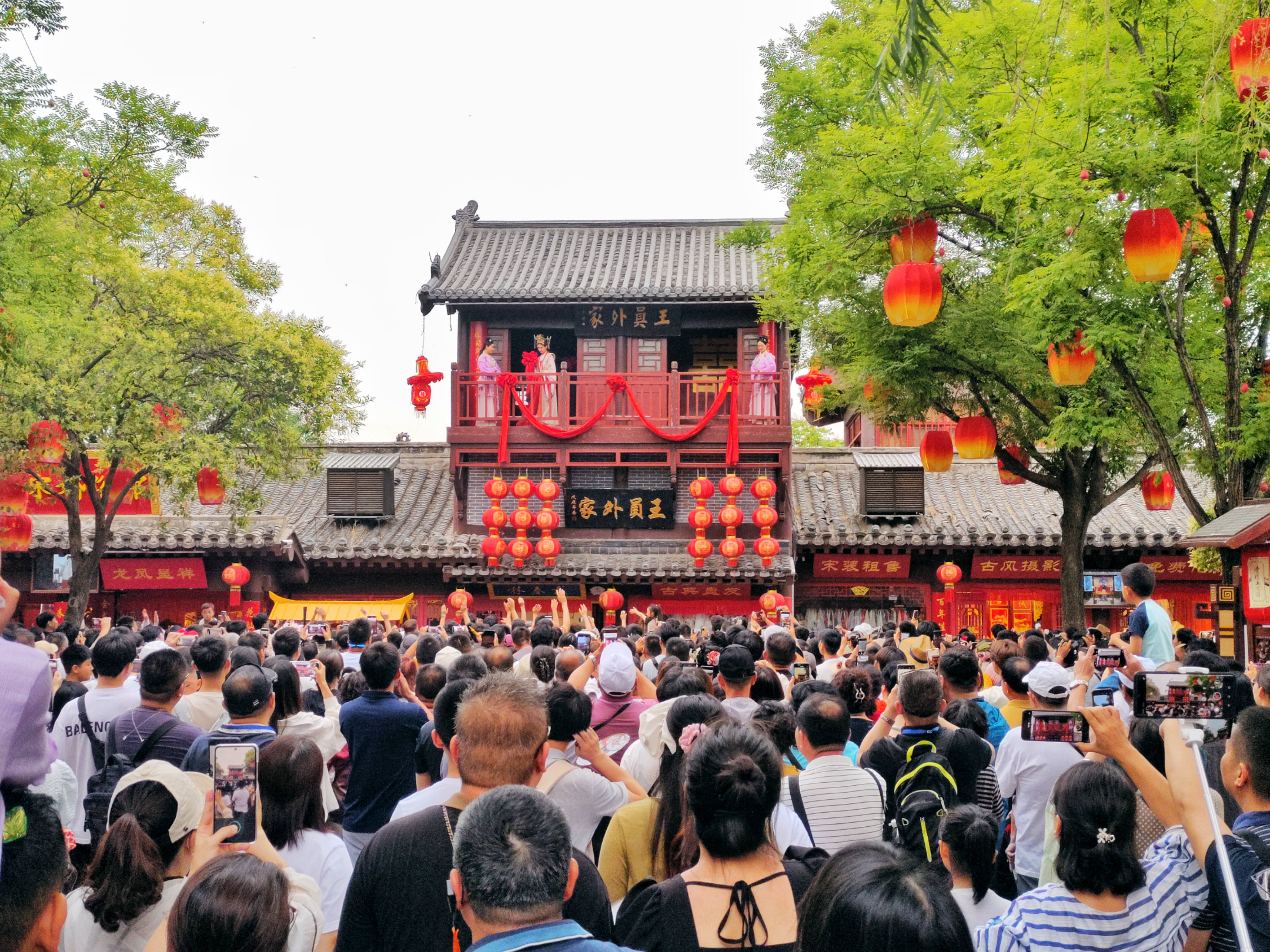 6月1日，众多游客来到开封景区公园游玩，感受北方水城古都开封的魅力。全媒体记者 李浩 摄
