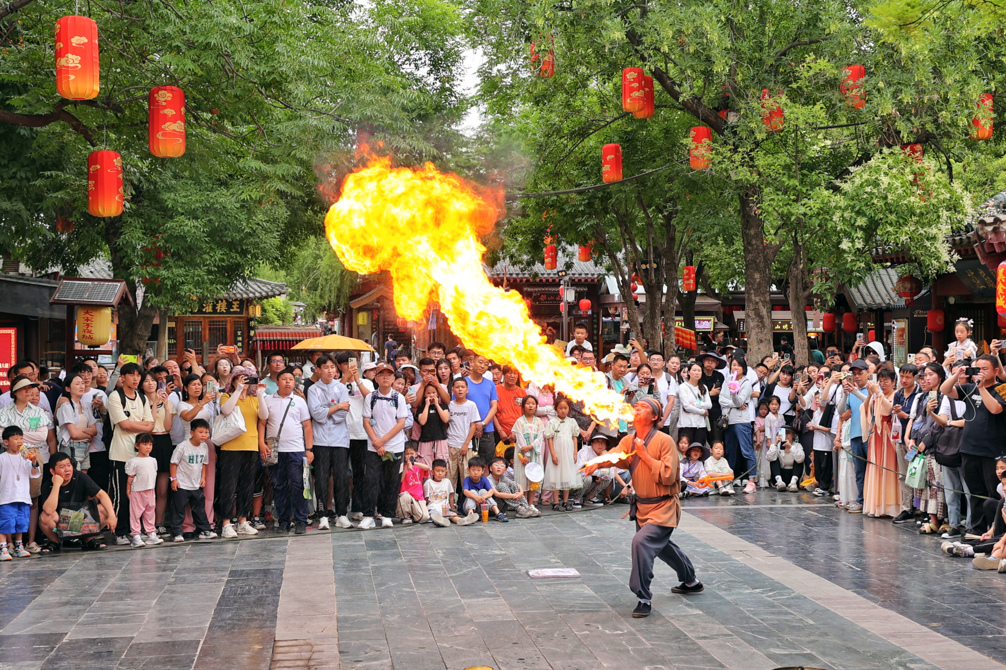 6月1日，众多游客来到开封景区公园游玩，感受北方水城古都开封的魅力。全媒体记者 李浩 摄