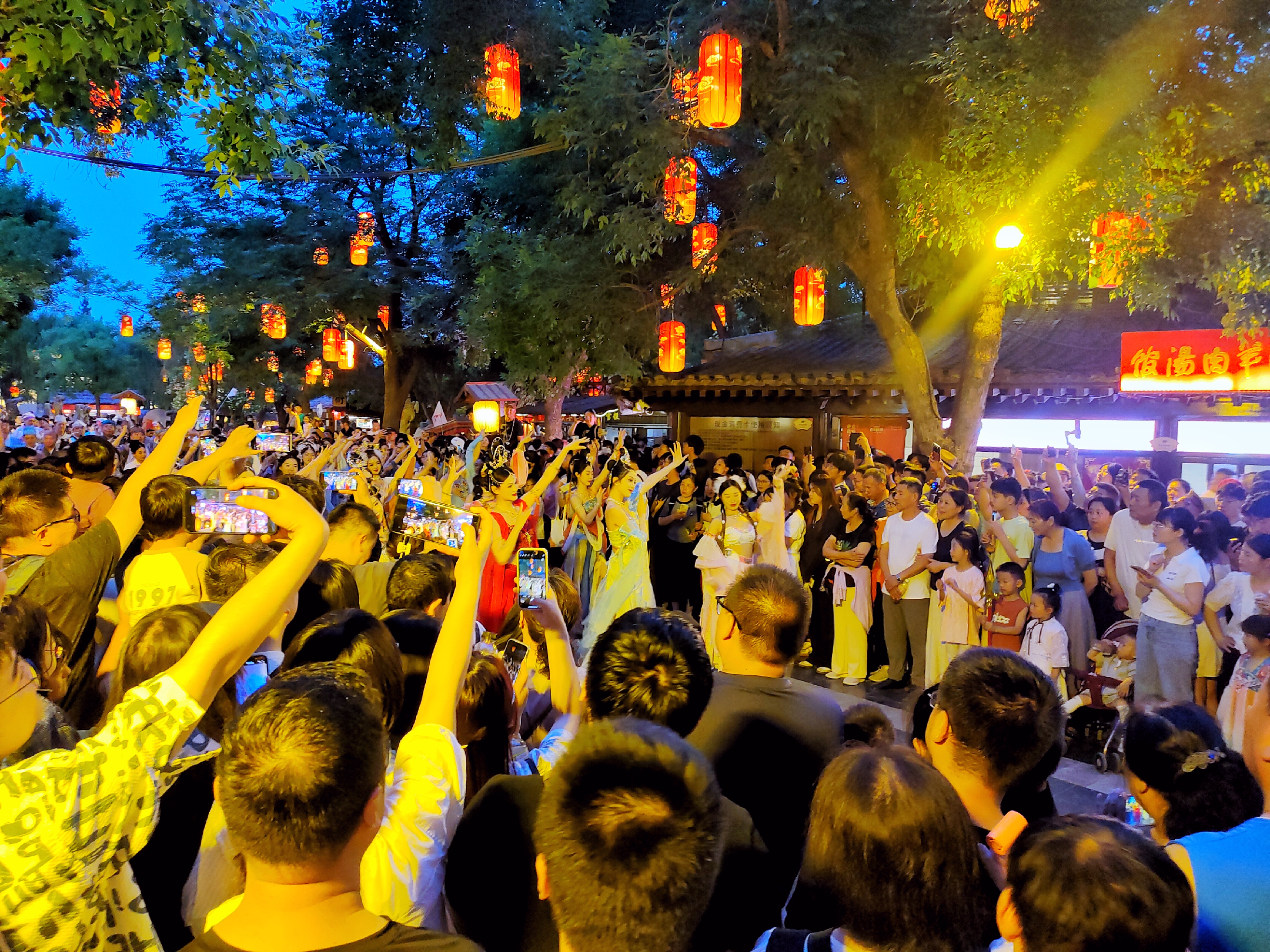 6月1日，众多游客来到开封景区公园游玩，感受北方水城古都开封的魅力。全媒体记者 李浩 摄