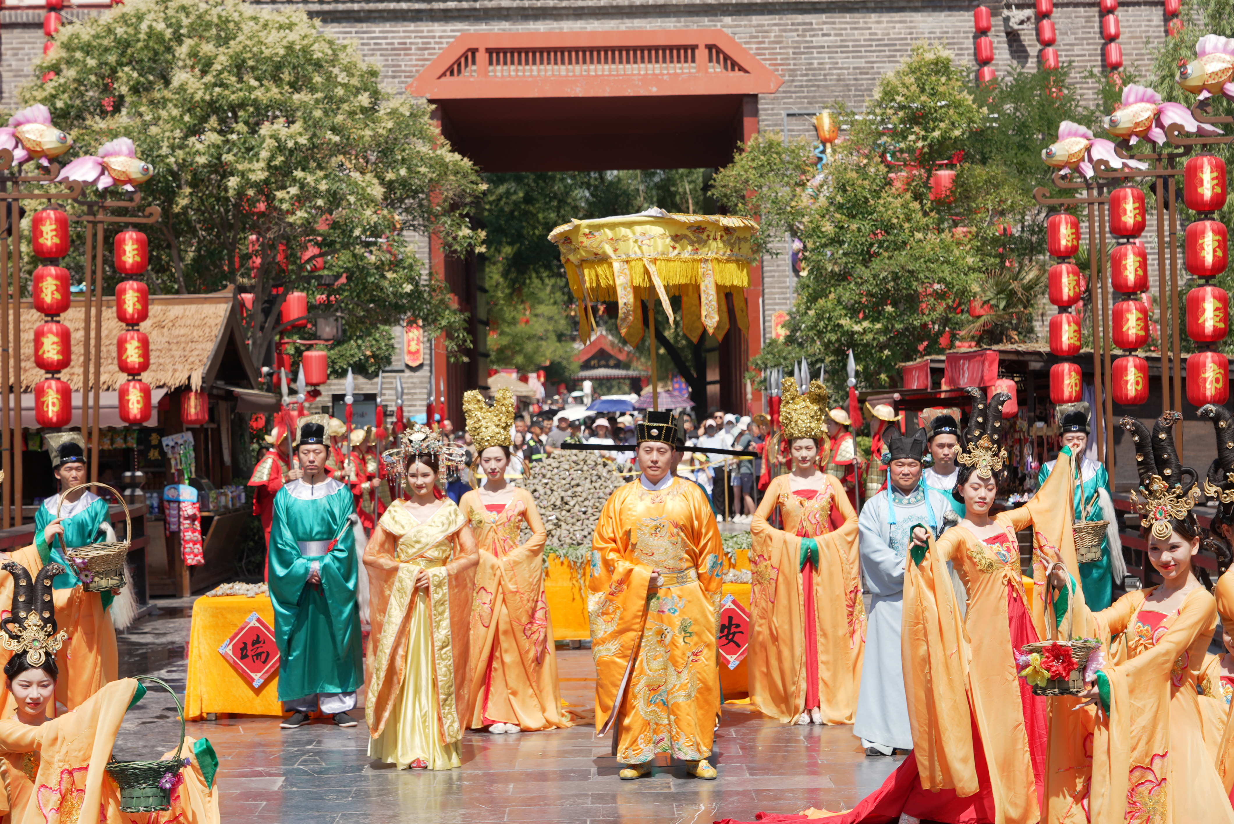 6月10日，游客在我市景区观看演出。全媒体记者 袁洋摄