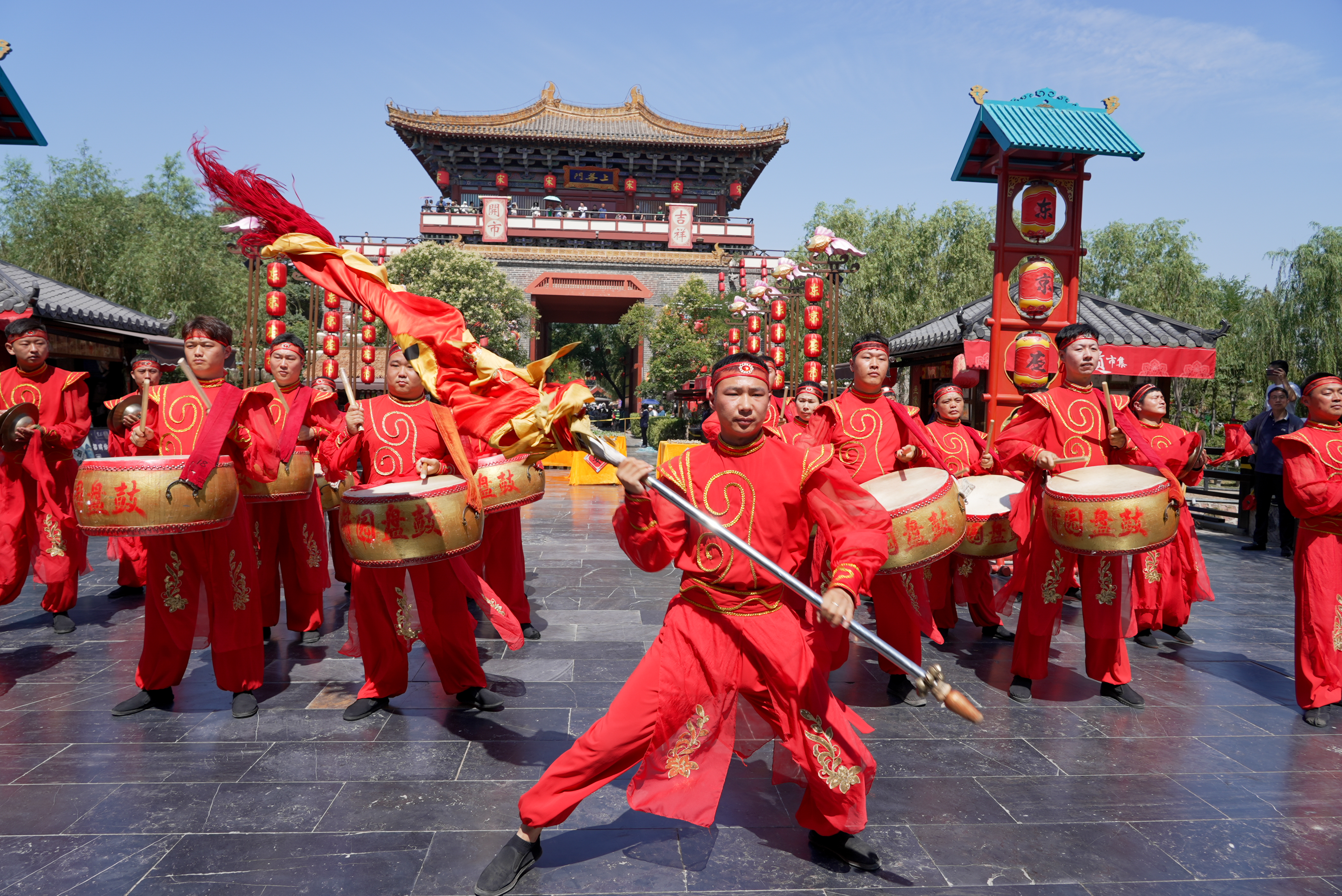 6月10日，游客在我市景区观看演出。全媒体记者 袁洋摄