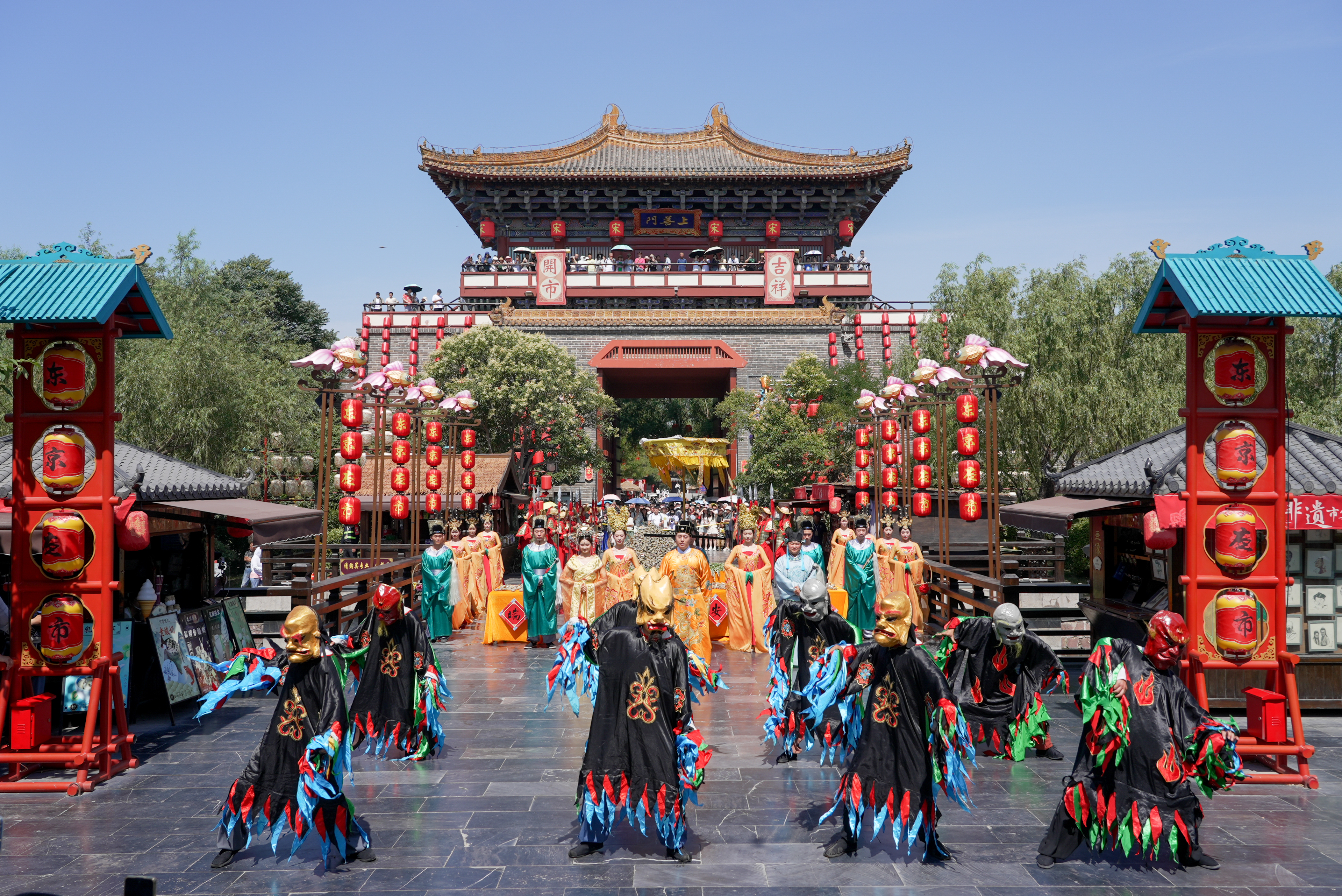 6月10日，游客在我市景区观看演出。全媒体记者 袁洋摄