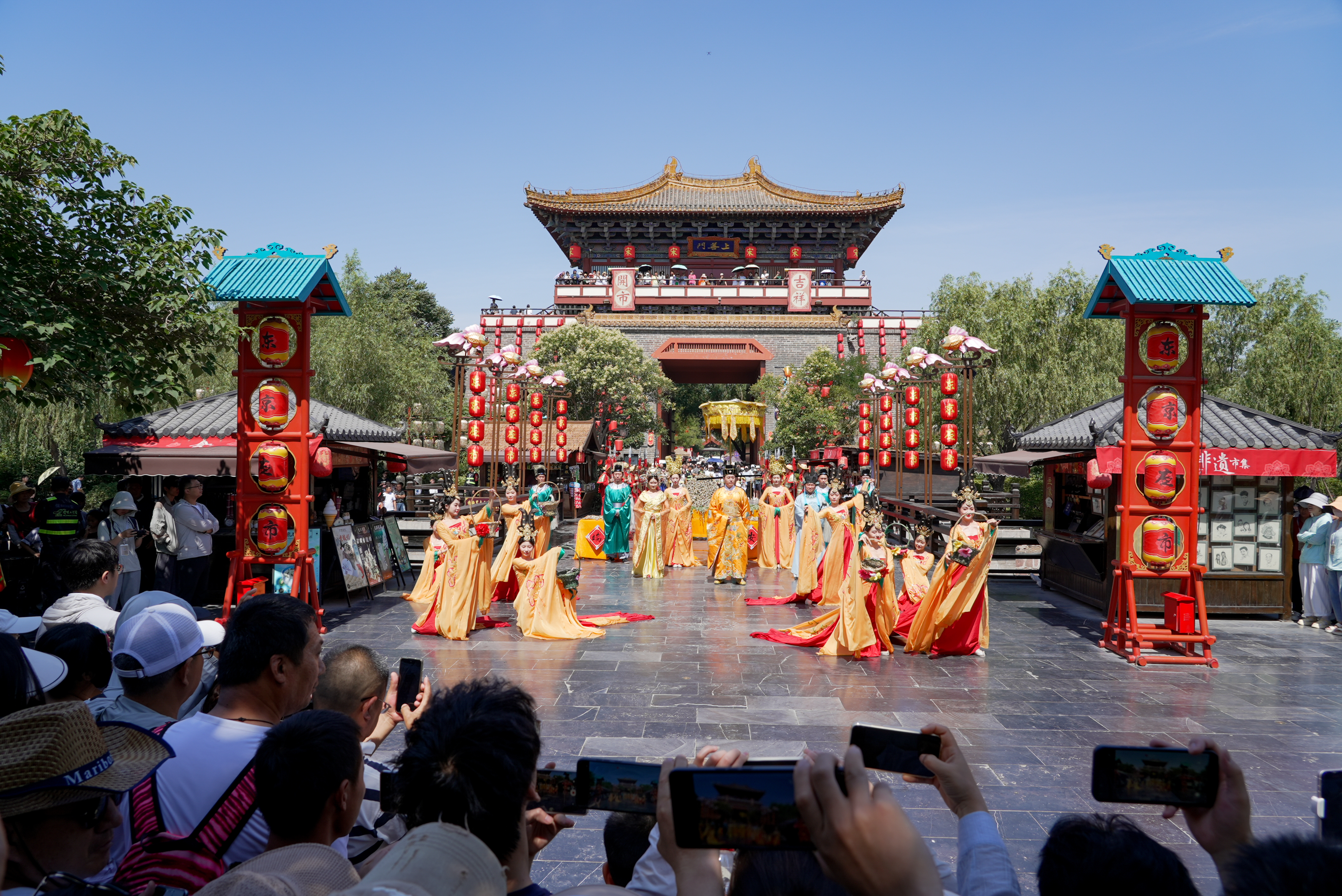 6月10日，游客在我市景区观看演出。全媒体记者 袁洋摄
