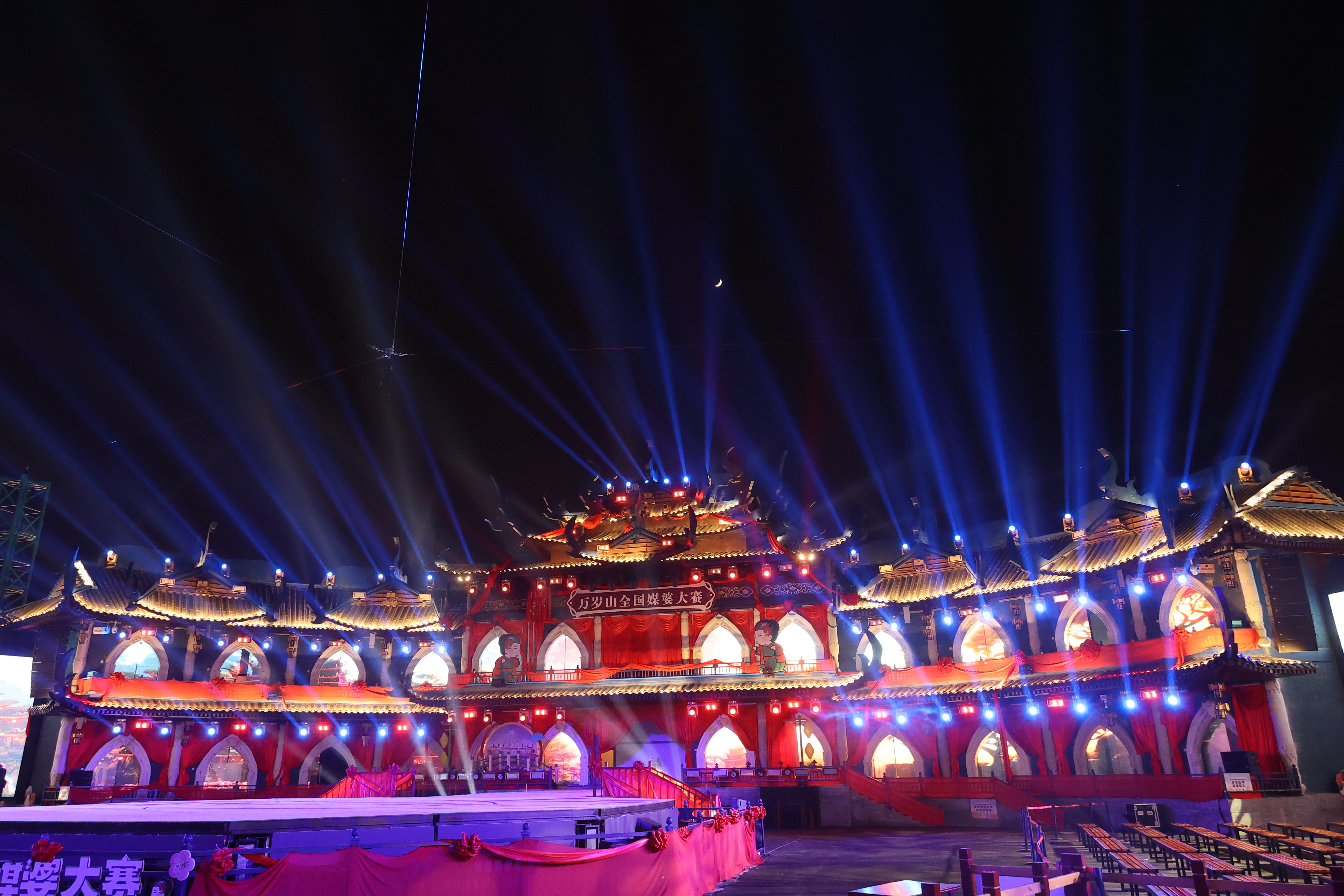 夜幕降临，开封一景区灯火璀璨，游人如织，夜间旅游成为游客首选，带动夏日经济"火"。全媒体记者 袁洋 摄