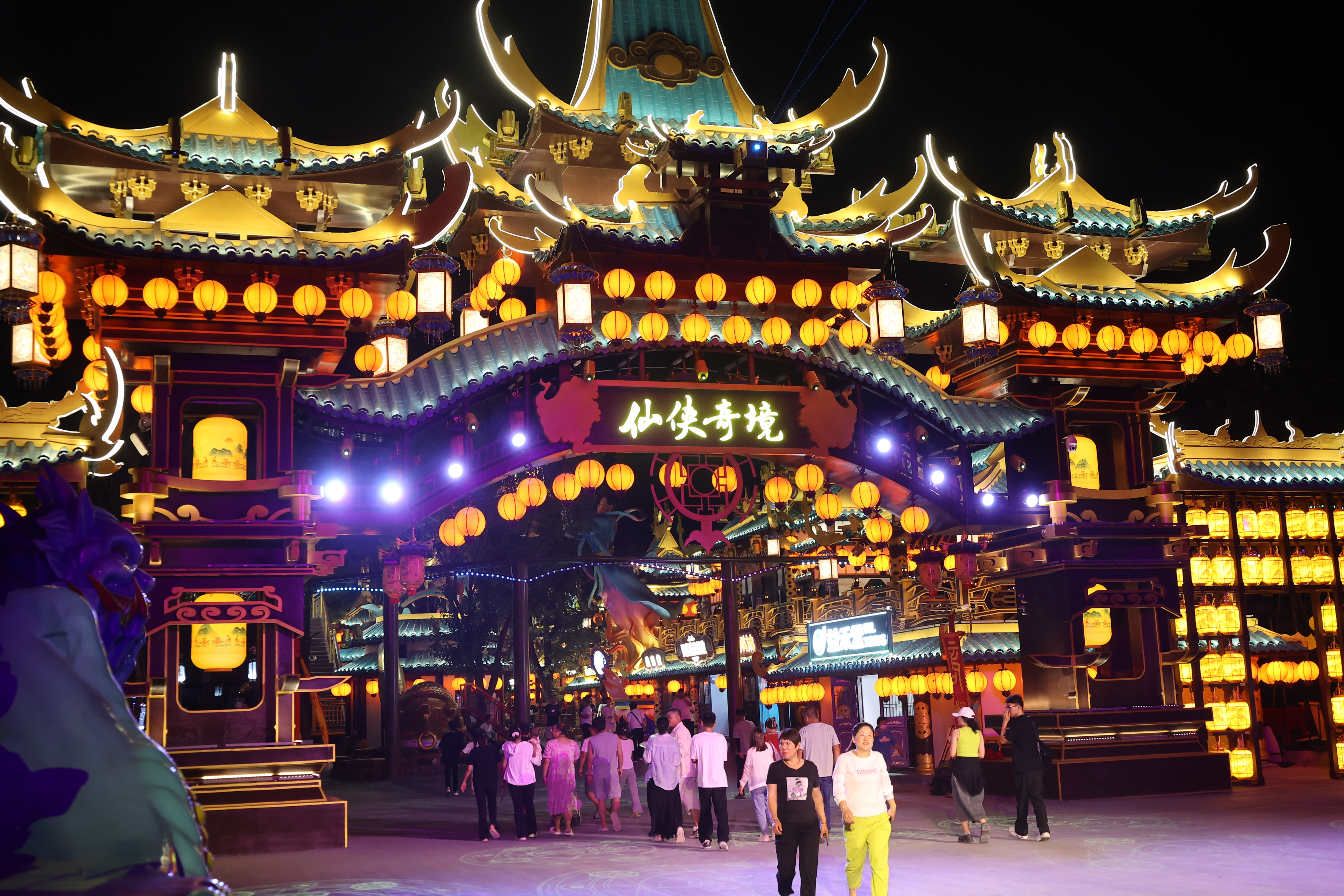 夜幕降临，开封一景区灯火璀璨，游人如织，夜间旅游成为游客首选，带动夏日经济"火"。全媒体记者 袁洋 摄