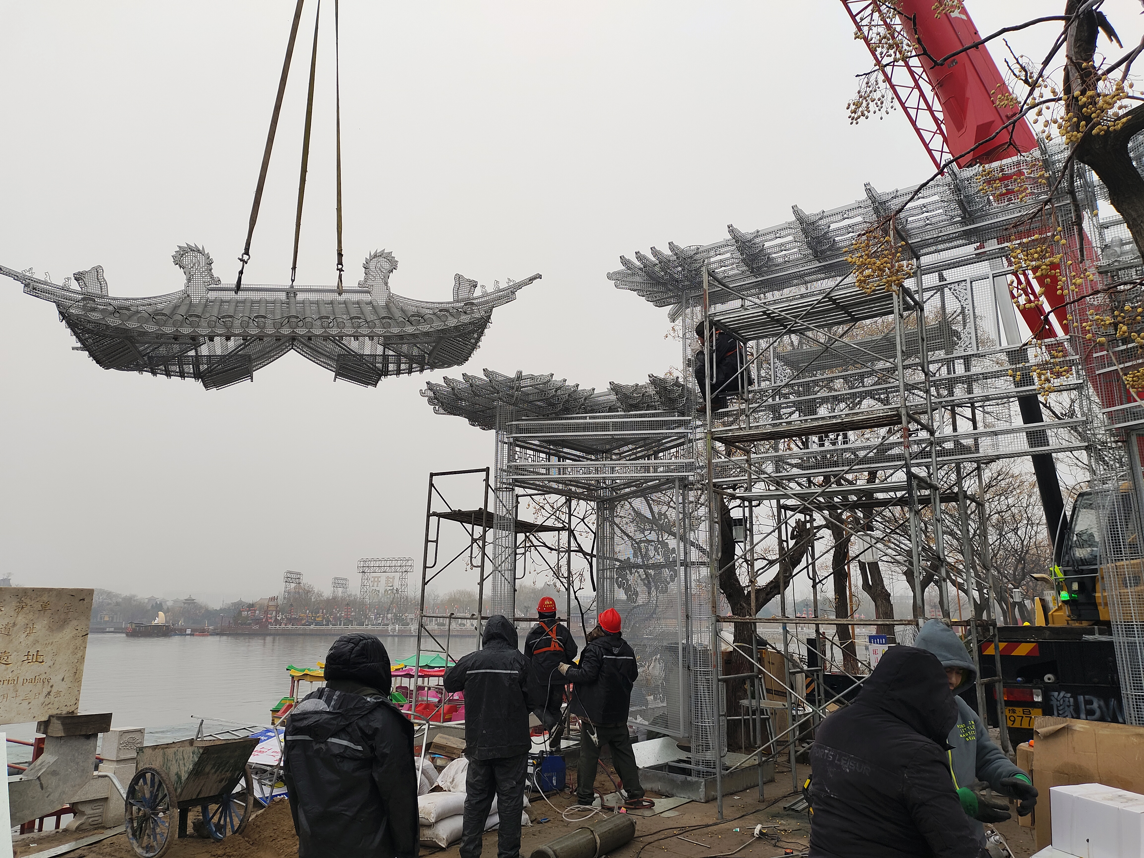 1月25日，龙亭公园里施工忙，工人正在搭建新的建筑以及花灯造型景观，为游客带来一个更有视觉冲击力的景色。全媒体记者 李浩 摄