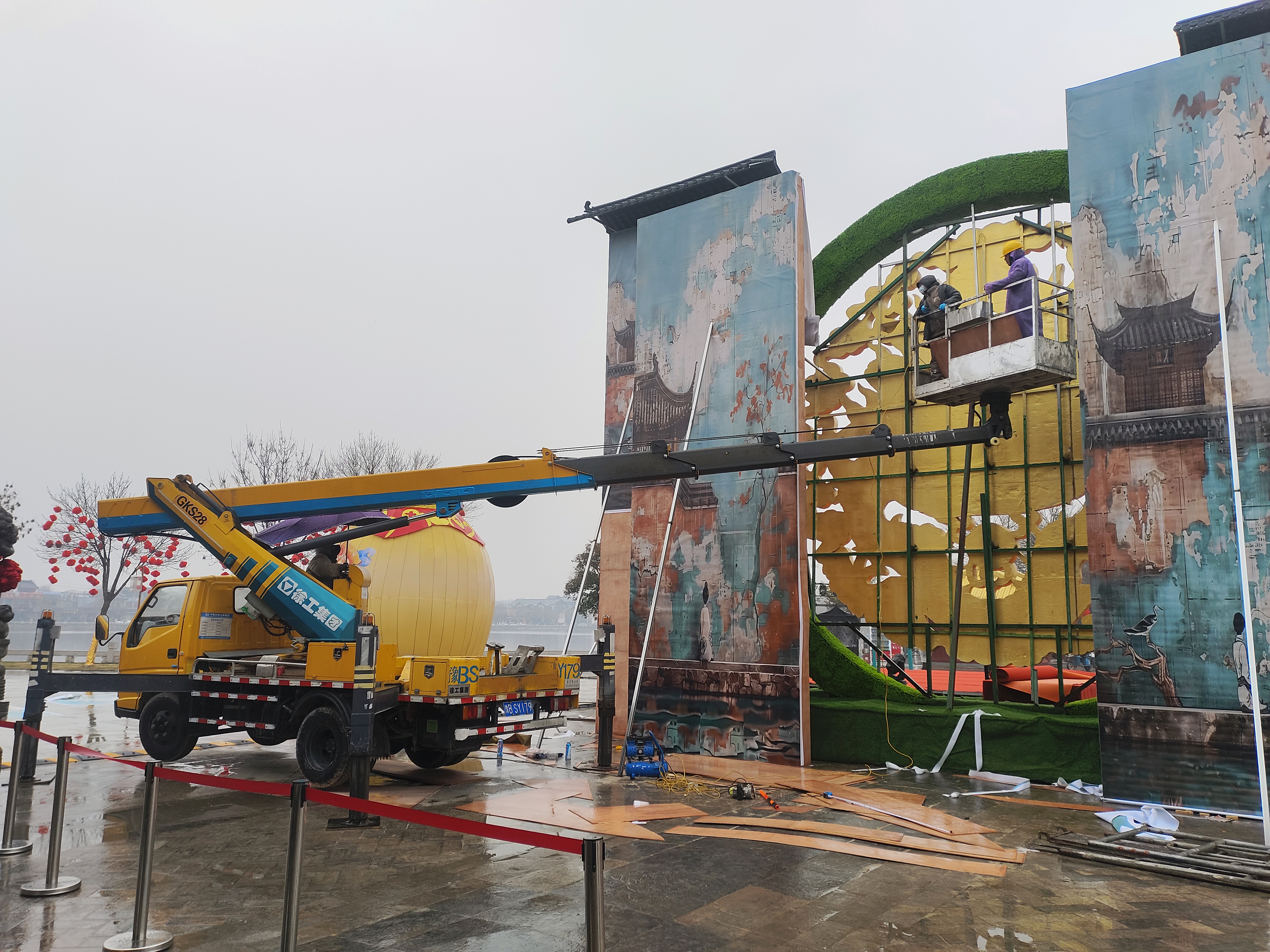 1月25日，龙亭公园里施工忙，工人正在搭建新的建筑以及花灯造型景观，为游客带来一个更有视觉冲击力的景色。全媒体记者 李浩 摄