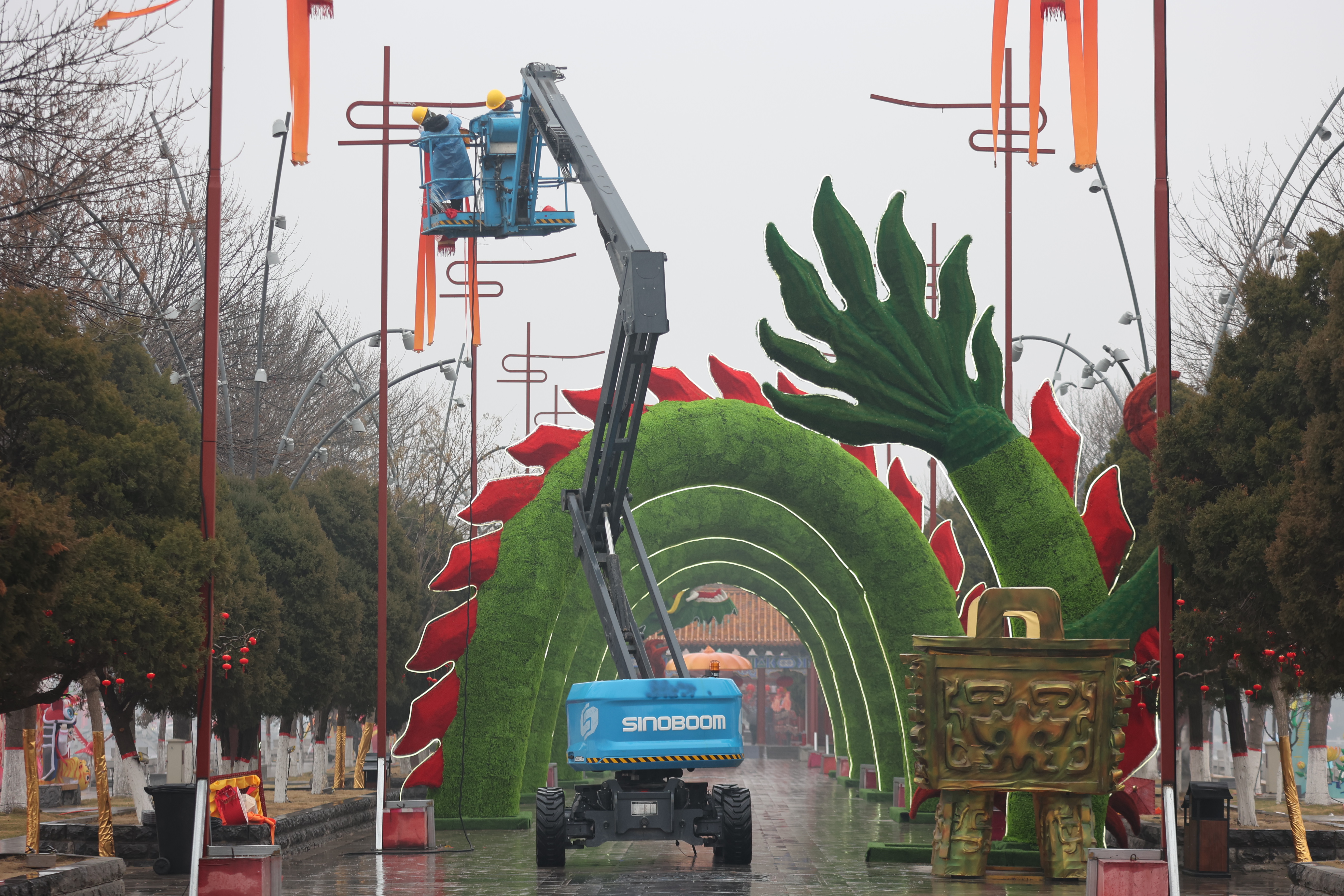 1月25日，龙亭公园里施工忙，工人正在搭建新的建筑以及花灯造型景观，为游客带来一个更有视觉冲击力的景色。全媒体记者 李浩 摄