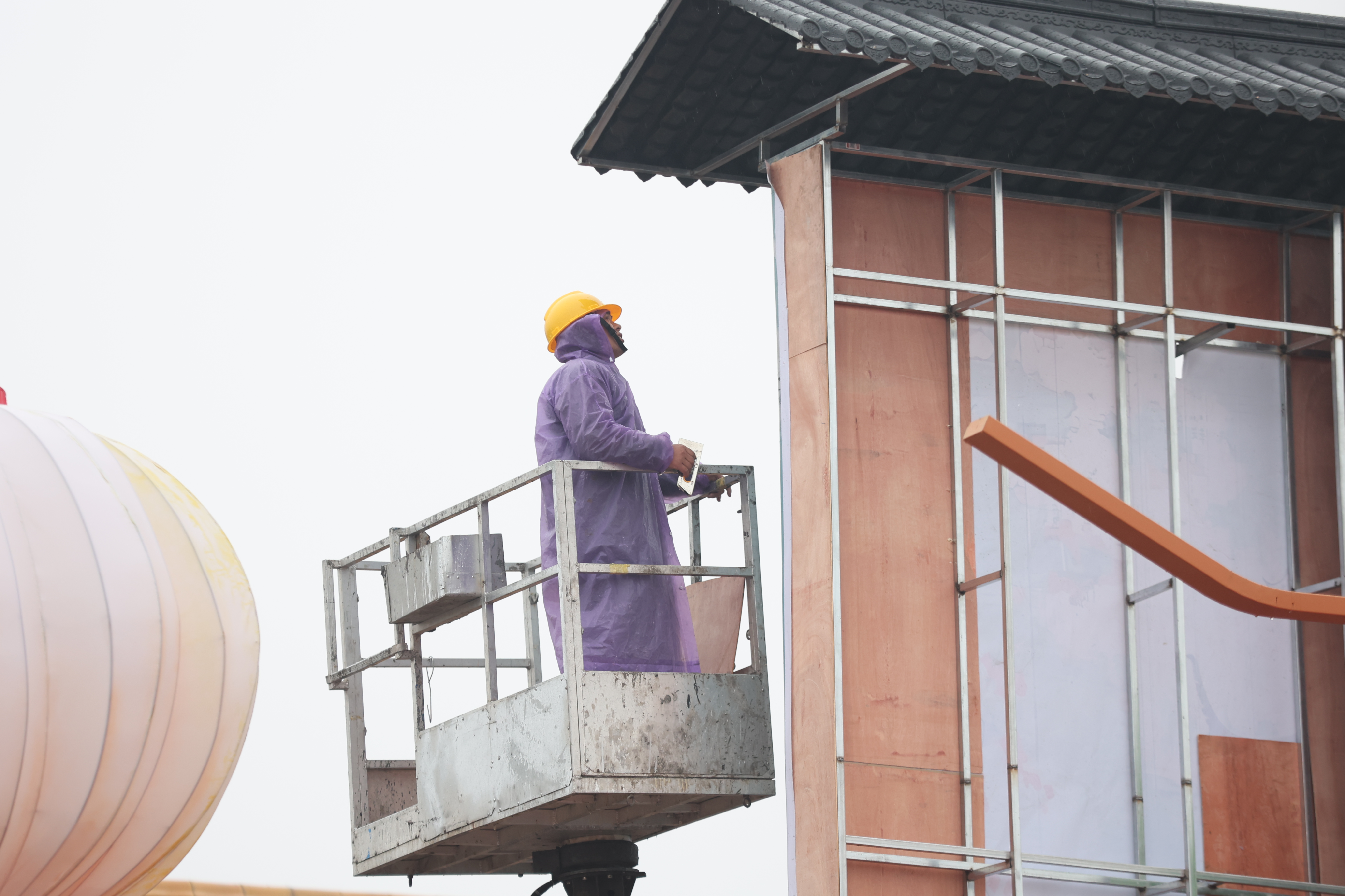 1月25日，龙亭公园里施工忙，工人正在搭建新的建筑以及花灯造型景观，为游客带来一个更有视觉冲击力的景色。全媒体记者 李浩 摄